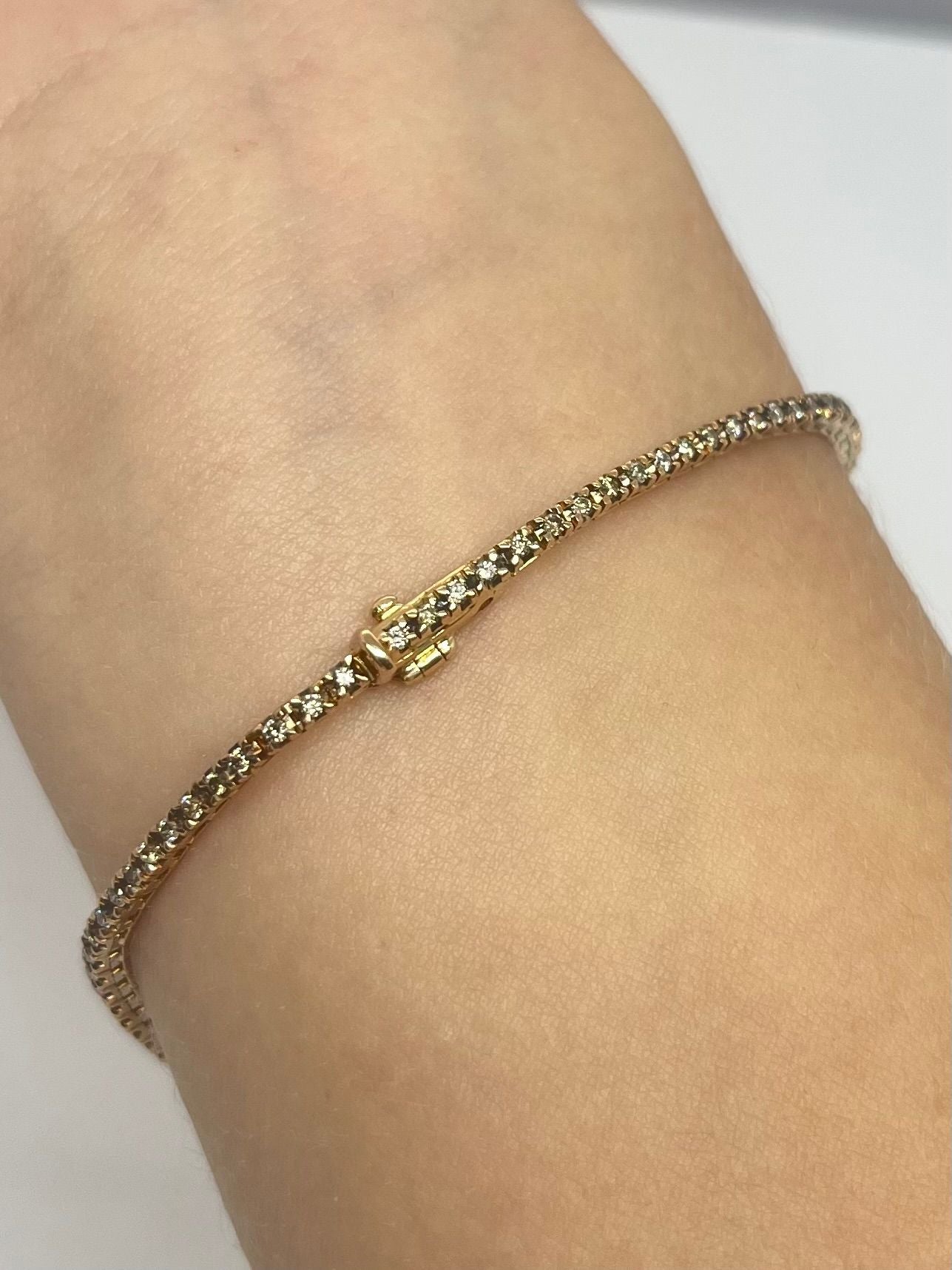 Élégant bracelet rivière en or rose 18 carats serti de diamants naturels totalisant 1 carat. Un bijou intemporel au design raffiné, parfait pour sublimer votre poignet. Idéal en cadeau ou pour une occasion spéciale. Découvrez l’excellence joaillière et le luxe discret d’un bracelet diamant unique.