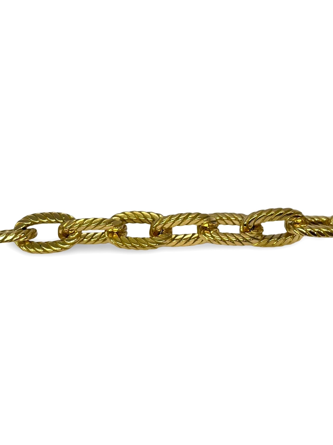 Bracelet vintage Boucheron en or jaune, symbole d’élégance intemporelle et du savoir-faire de la haute joaillerie française. Ce bijou raffiné séduit par son design emblématique et sa qualité exceptionnelle. Une pièce précieuse et rare, idéale pour les amateurs de créations anciennes et de luxe discret.