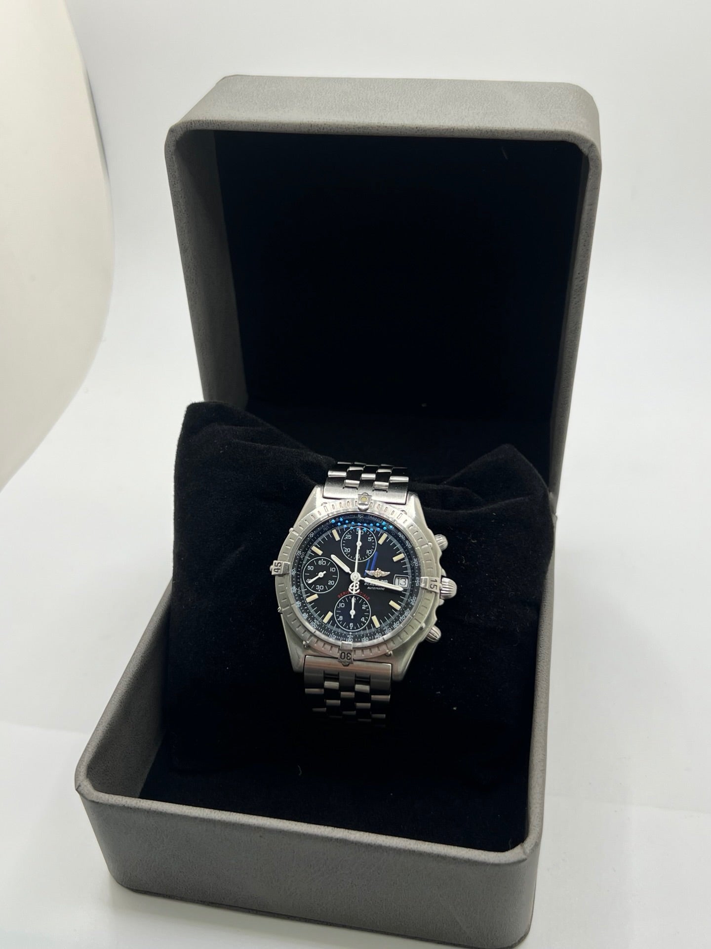 Montre chronographe Breitling Blackbird référence A13050.1 en acier avec cadran noir, bracelet acier assorti et verre saphir. Boîtier robuste de 39 mm avec lunette acier et fonction date. Mouvement automatique calibre 13 basé sur Valjoux 7750 offrant 42 heures de réserve de marche. Montre homme élégante et sportive, étanche 10 ATM, idéale pour collectionneur ou usage quotidien. Modèle emblématique Breitling au style intemporel.