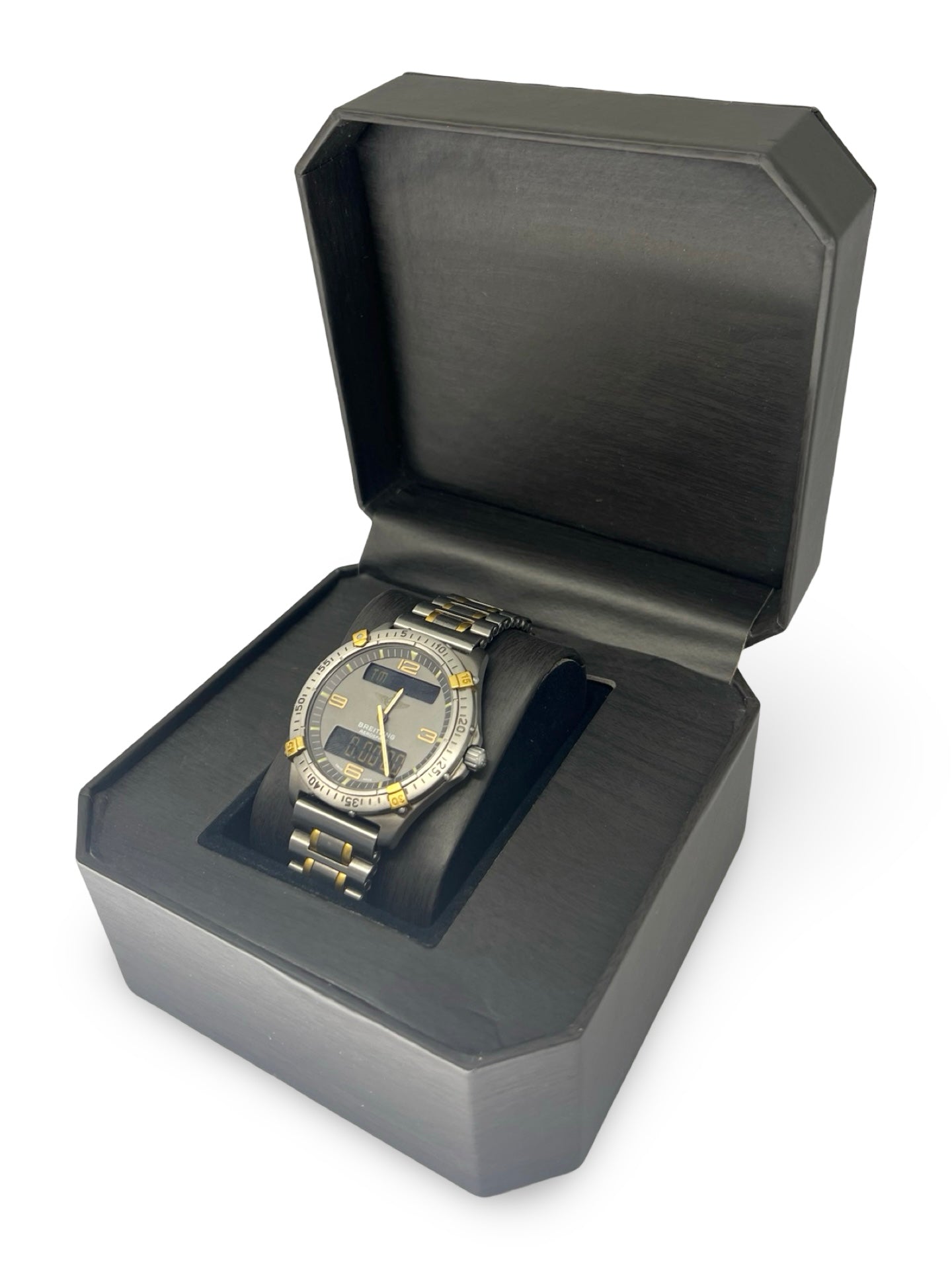 Découvrez la montre Breitling Aerospace Ref. F56062, un garde-temps d’exception conçu pour les passionnés d’aviation et de haute horlogerie. Ce chronographe multifonction en titane allie précision et élégance, avec un affichage analogique-numérique et des fonctionnalités avancées. Livrée avec boîte, cette Breitling Aerospace est un choix idéal pour les collectionneurs et amateurs de montres haut de gamme.