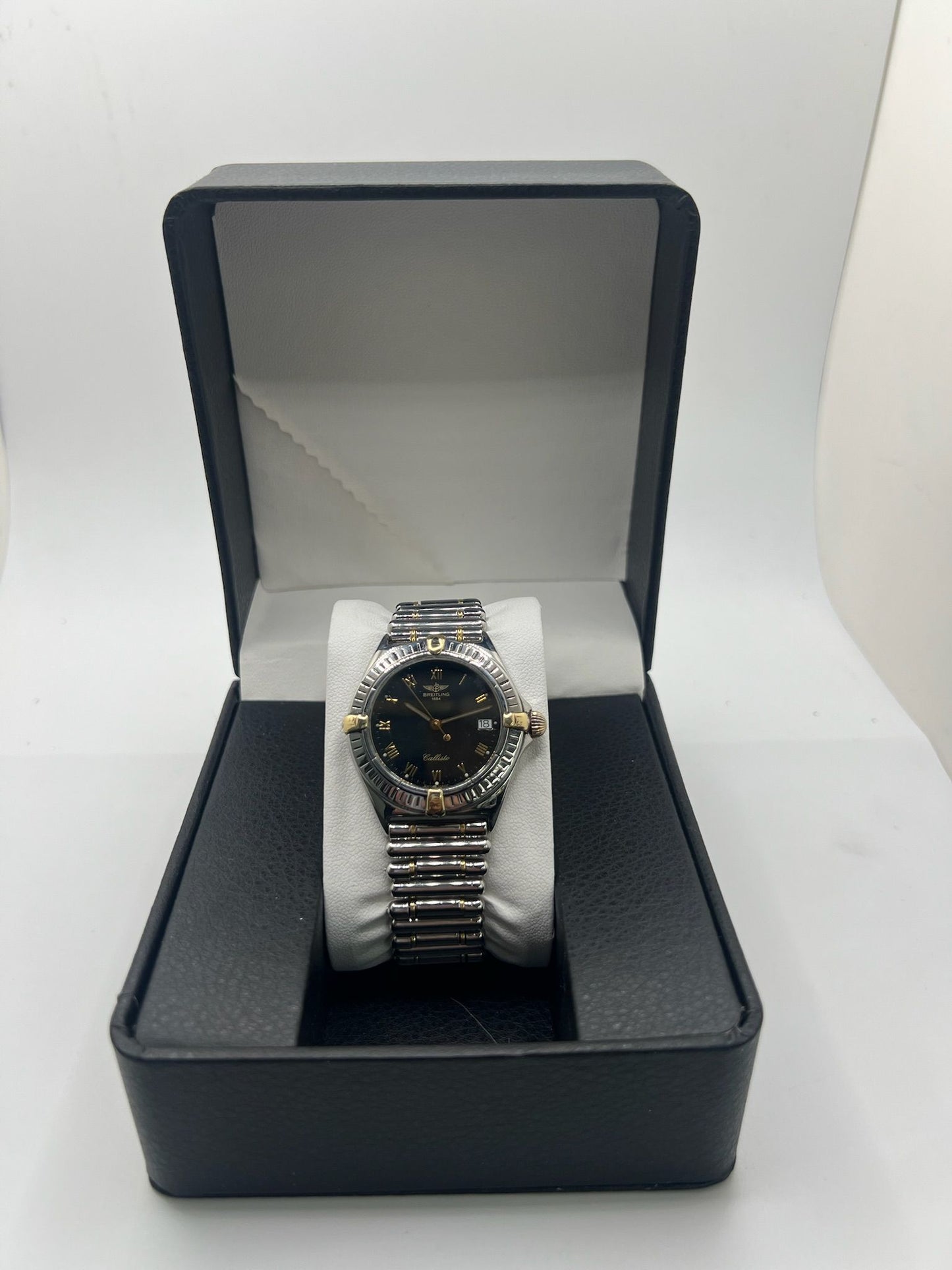 Découvrez la Breitling Callisto B57045, une montre au design sportif et élégant, emblématique du savoir-faire horloger de la maison Breitling. Ce modèle allie performance, précision et allure vintage, parfait pour les passionnés de montres suisses. La Callisto B57045 séduit par son style raffiné et sa robustesse intemporelle.