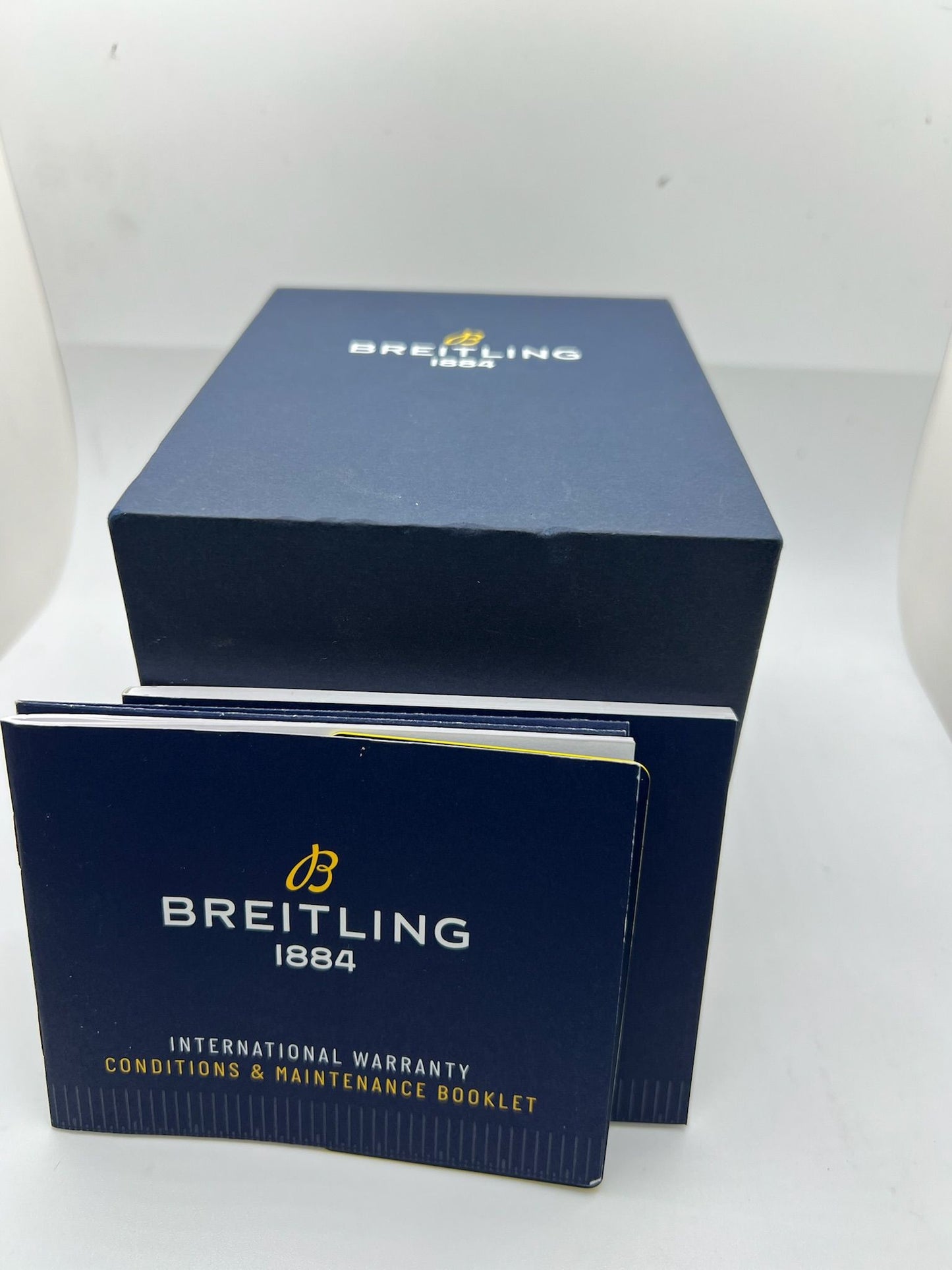 La Breitling Premier Automatique 40 mm full set de 2021 incarne l'élégance et la précision horlogère. Dotée d'un boîtier en acier, d’un cadran bleu sans chiffres, d’un verre saphir et d’un bracelet en cuir bleu, elle abrite un mouvement automatique Breitling 37 avec 38 heures de réserve de marche. Ce modèle homme/unisexe est livré avec son coffret et ses papiers d'origine. Une montre raffinée et fiable, en très bon état.