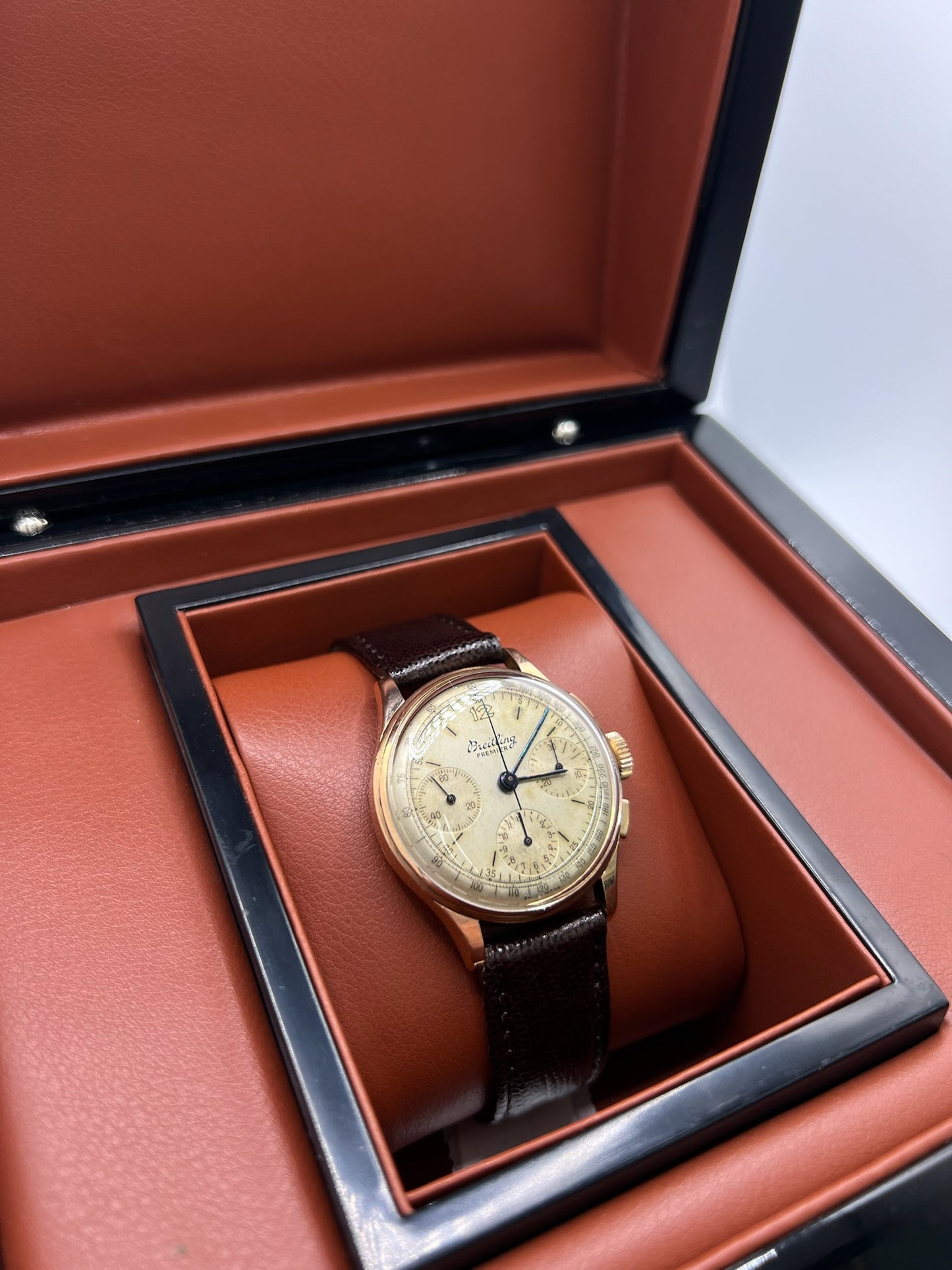 Découvrez la Breitling Premier en or rose, une montre d’exception alliant élégance et performance. Avec son design raffiné et son boîtier en or 18 carats, elle incarne le prestige et le savoir-faire horloger. Idéale pour les amateurs de montres de luxe, cette Breitling Premier Rose Gold est une pièce intemporelle qui sublimera chaque poignet.