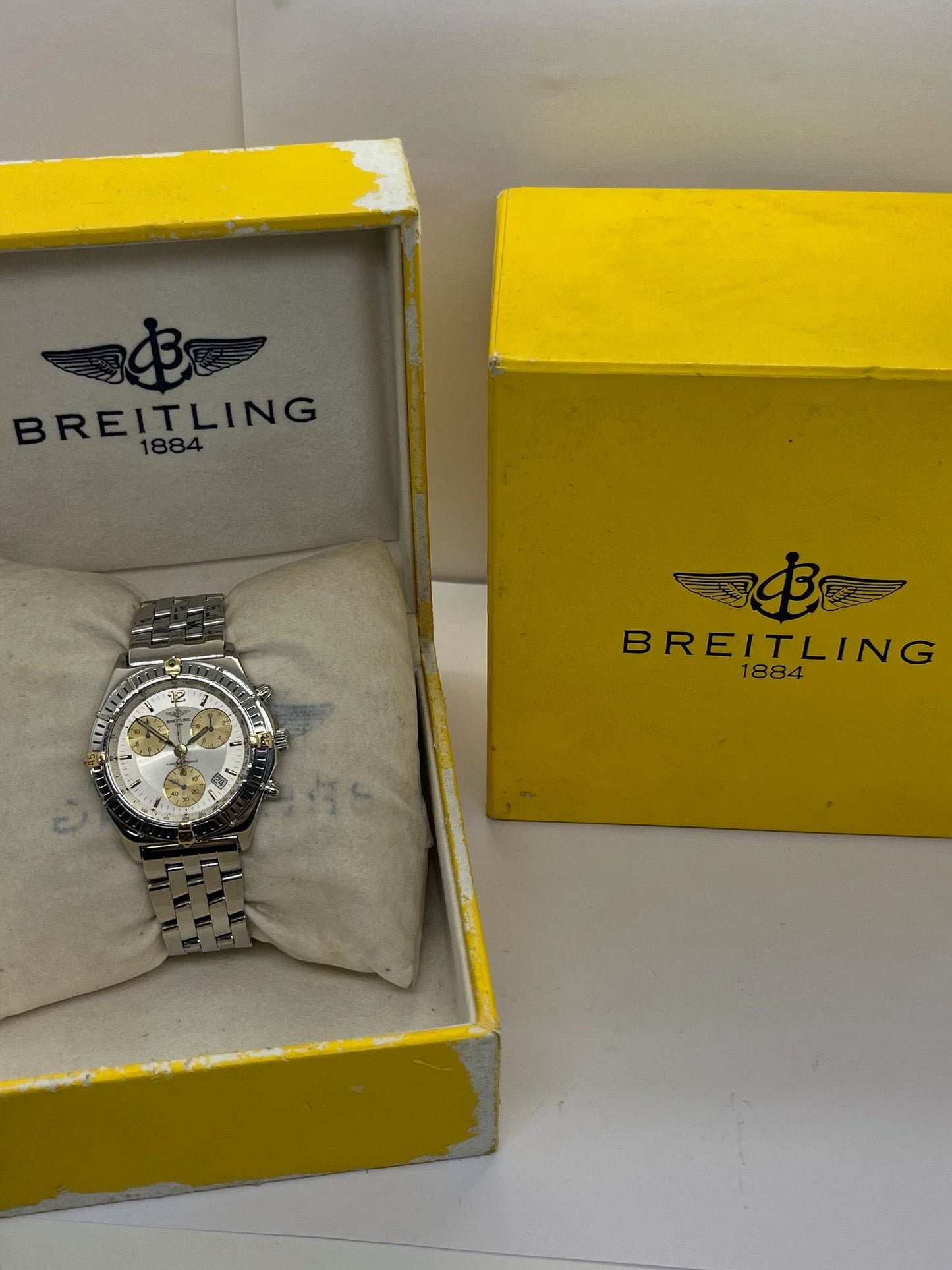 Découvrez l'authenticité et la puissance du Breitling Sirius Chronomat B53011, un modèle emblématique alliant précision suisse et design sportif. Avec ses lignes robustes et son style intemporel, ce chronographe de collection séduit les amateurs de montres de caractère. Idéal pour les passionnés d'horlogerie à la recherche d'une pièce emblématique signée Breitling, à la fois élégante, technique et chargée d'histoire.