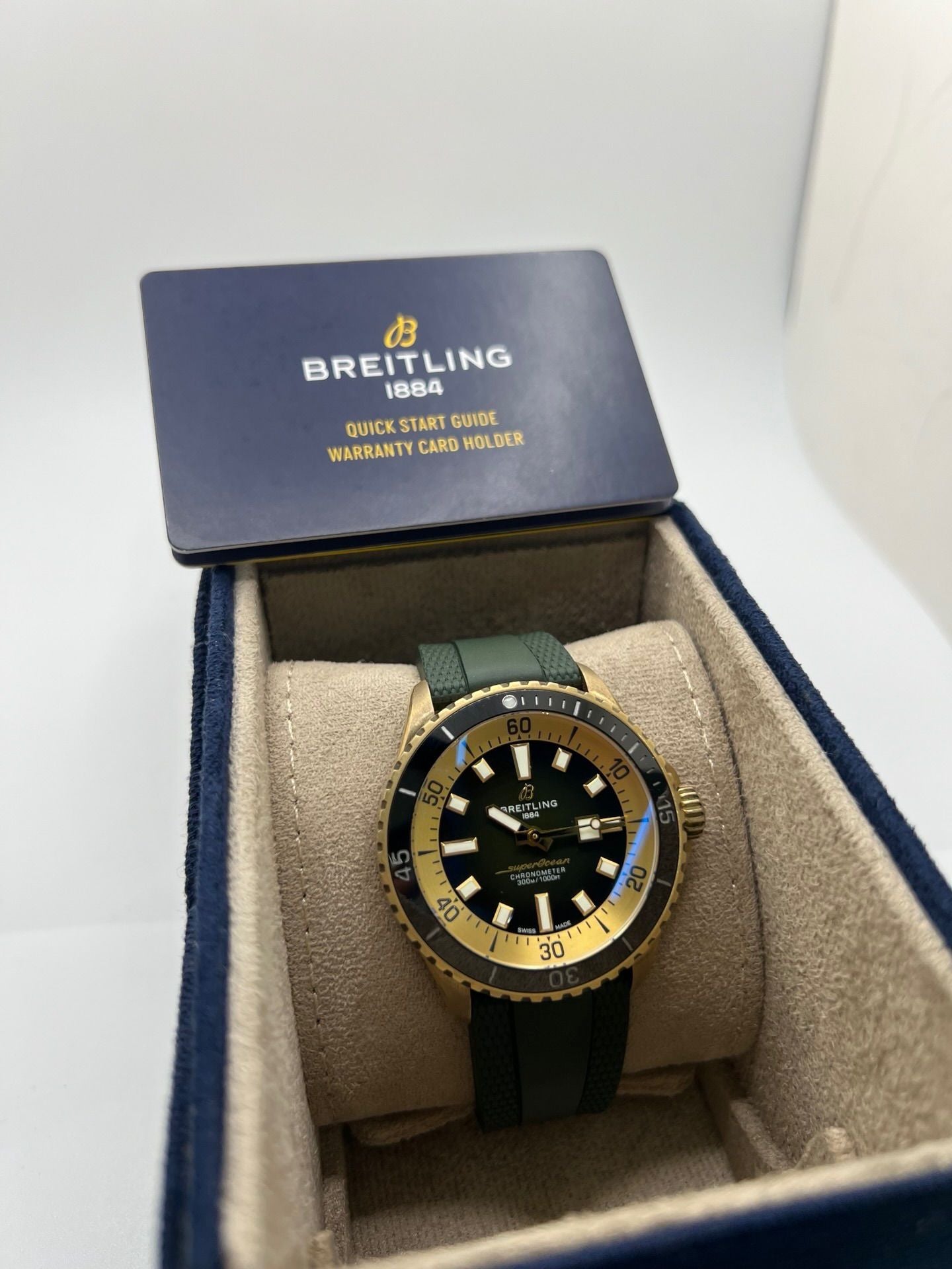 Montre Breitling Superocean 42 référence N17375201L1S1 en bronze, équipée d’un mouvement automatique précis et d’un calibre Breitling 17. Modèle de plongée haut de gamme doté d’un cadran vert, d’une lunette en céramique et d’un bracelet en caoutchouc assorti. Étanche 30 ATM, verre saphir, diamètre 42 mm. Montre d’occasion en très bon état avec légères traces d’usure.