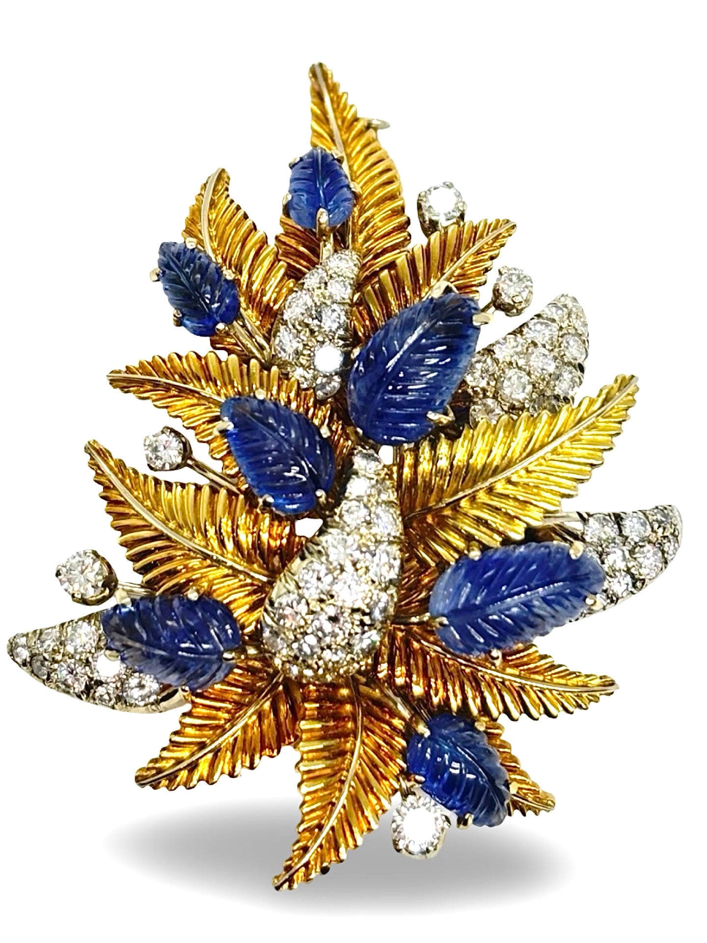 Broche d’exception en or jaune 18K signée Missiaglia, sertie de 2,5 ct de diamants naturels à l’éclat remarquable. Elle se distingue par 7 saphirs non-chauffés de Ceylan totalisant 10 ct, d’un bleu profond et rare. Avec ses 29,3 g, cette création allie savoir-faire joaillier et élégance intemporelle, idéale pour enrichir une collection ou illuminer les grandes occasions.