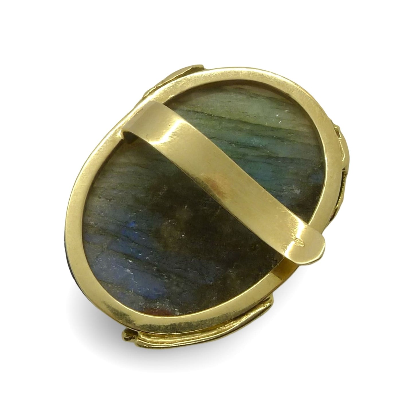 Sublimez votre style avec cette broche en or jaune et labradorite, une création signée Roland Schad. Alliant l’élégance du métal précieux aux reflets envoûtants de la labradorite, ce bijou unique incarne le raffinement et le savoir-faire artisanal. Parfait pour apporter une touche d’originalité et de distinction à vos tenues.