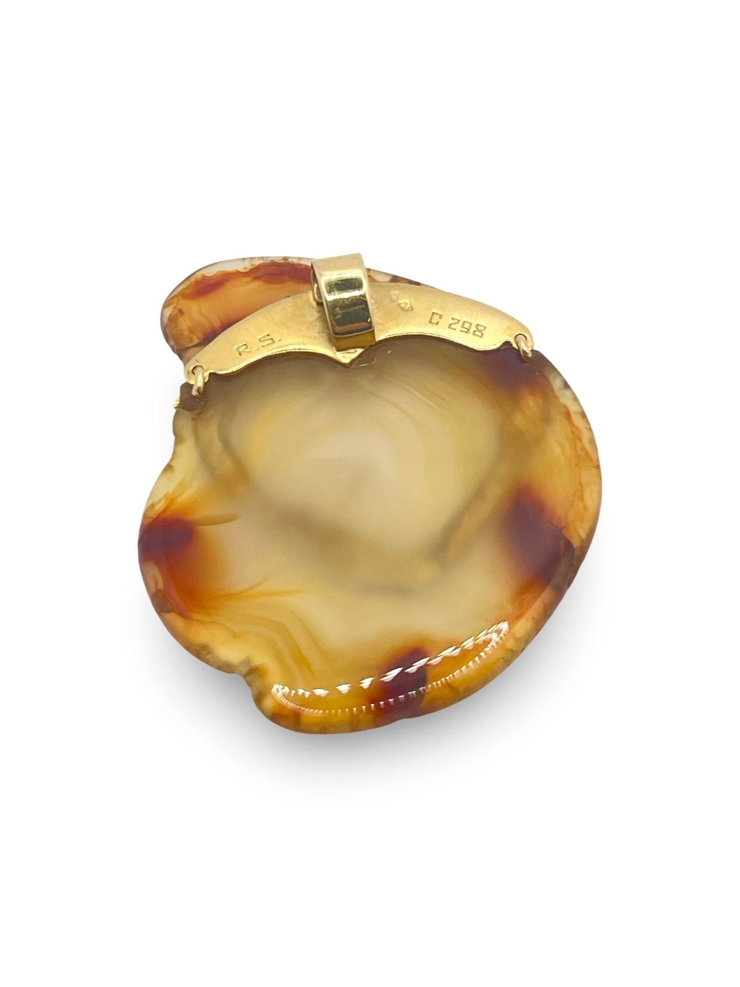 Découvrez cette magnifique broche en or jaune et ambre, une création raffinée de Roland Schad. Entièrement signée, numérotée et poinçonnée, cette pièce d'exception allie élégance et authenticité. Idéale pour sublimer vos tenues, cette broche unique ravira les amateurs de bijoux d’art et de haute joaillerie.