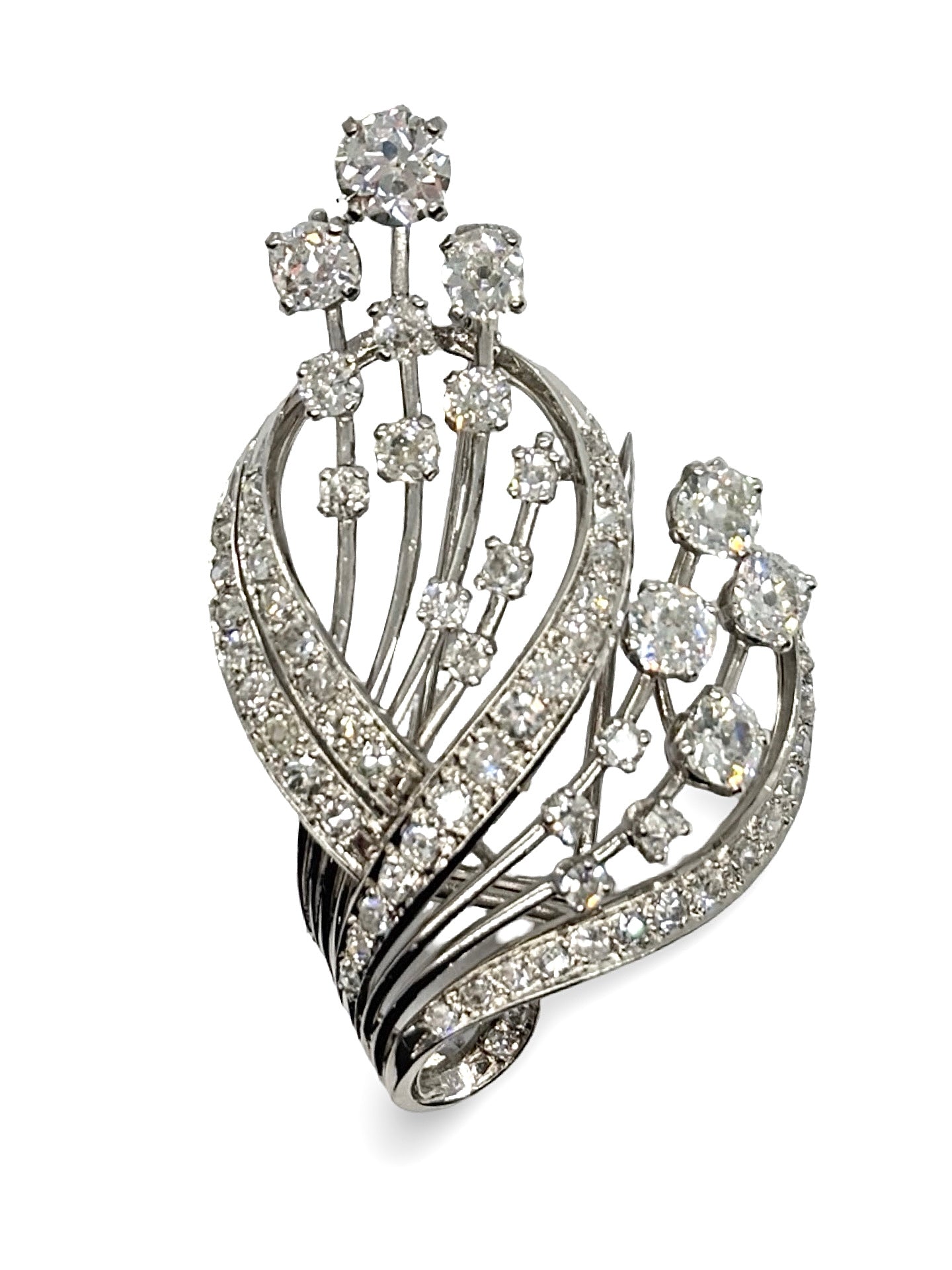 Broche en platine sertie de diamants totalisant 5 carats, présentant un éclat exceptionnel et un design raffiné. Pièce de joaillerie lumineuse et élégante, idéale pour sublimer une tenue ou compléter une collection. Détails précis, finitions soignées et brillance remarquable des diamants naturels.