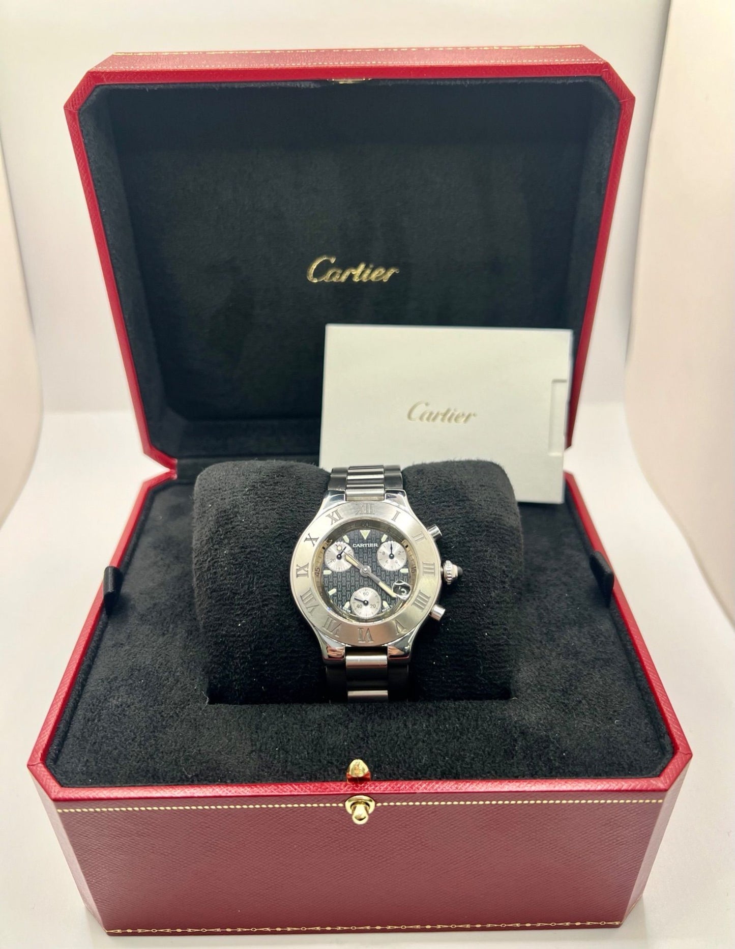 Découvrez la montre Cartier 21 Chronoscaph (Réf. 2424), un garde-temps d’exception alliant élégance et sportivité. Ce chronographe emblématique séduit par son design sophistiqué, son boîtier en acier et son bracelet en caoutchouc emblématique de la collection. Proposée avec sa boîte et ses papiers d'origine, cette pièce rare est idéale pour les collectionneurs et les amateurs d’horlogerie de luxe.