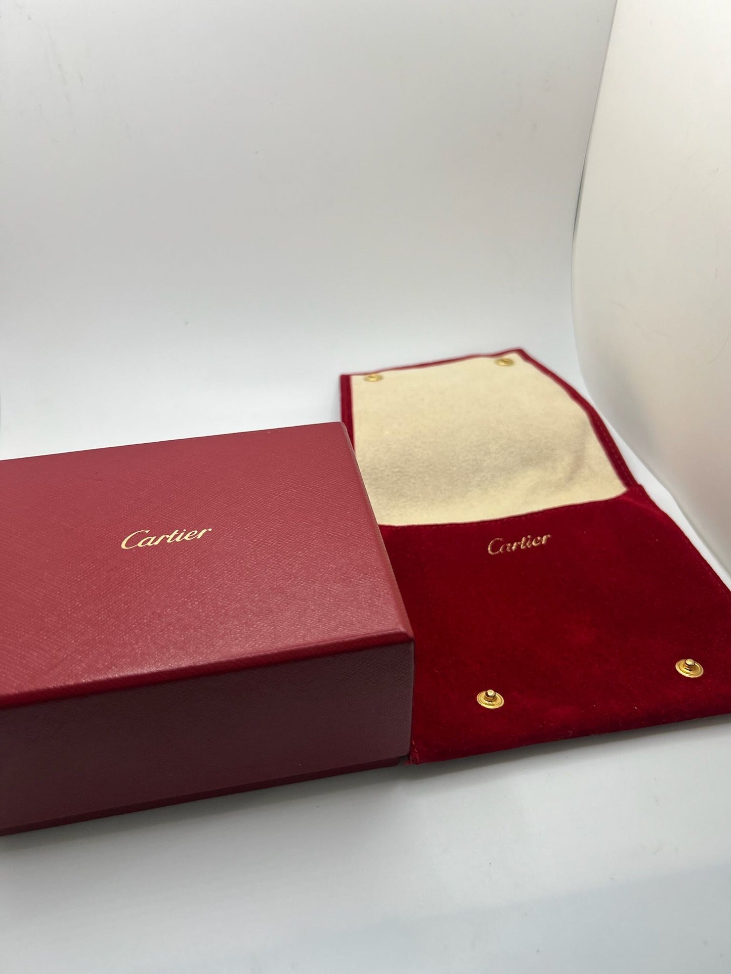 Découvrez la montre Cartier 21 Must de Cartier modèle 1340, une pièce iconique alliant design classique et sophistication. Cette montre raffinée se distingue par son esthétique élégante et son mécanisme fiable, parfaite pour les amateurs de montres de luxe. Idéale à porter au quotidien ou pour compléter une collection exclusive, la Cartier 21 Must de Cartier 1340 incarne le savoir-faire horloger de la maison Cartier.