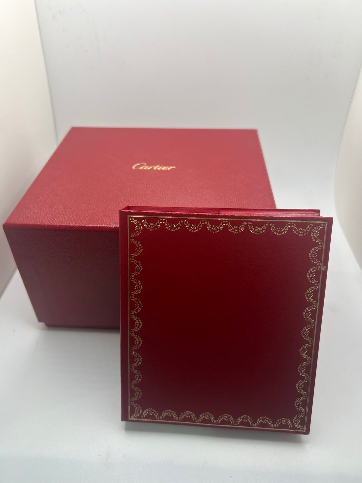 Découvrez l’élégance emblématique de la Cartier 21 Must de Cartier, proposée ici en full set avec sa boîte, ses papiers et tous les éléments d’origine. Ce modèle intemporel reflète le savoir-faire de la maison Cartier à travers un design raffiné et une allure sophistiquée. Idéale pour les collectionneurs ou amateurs de montres de luxe complètes, cette pièce est un symbole d’authenticité et de style.