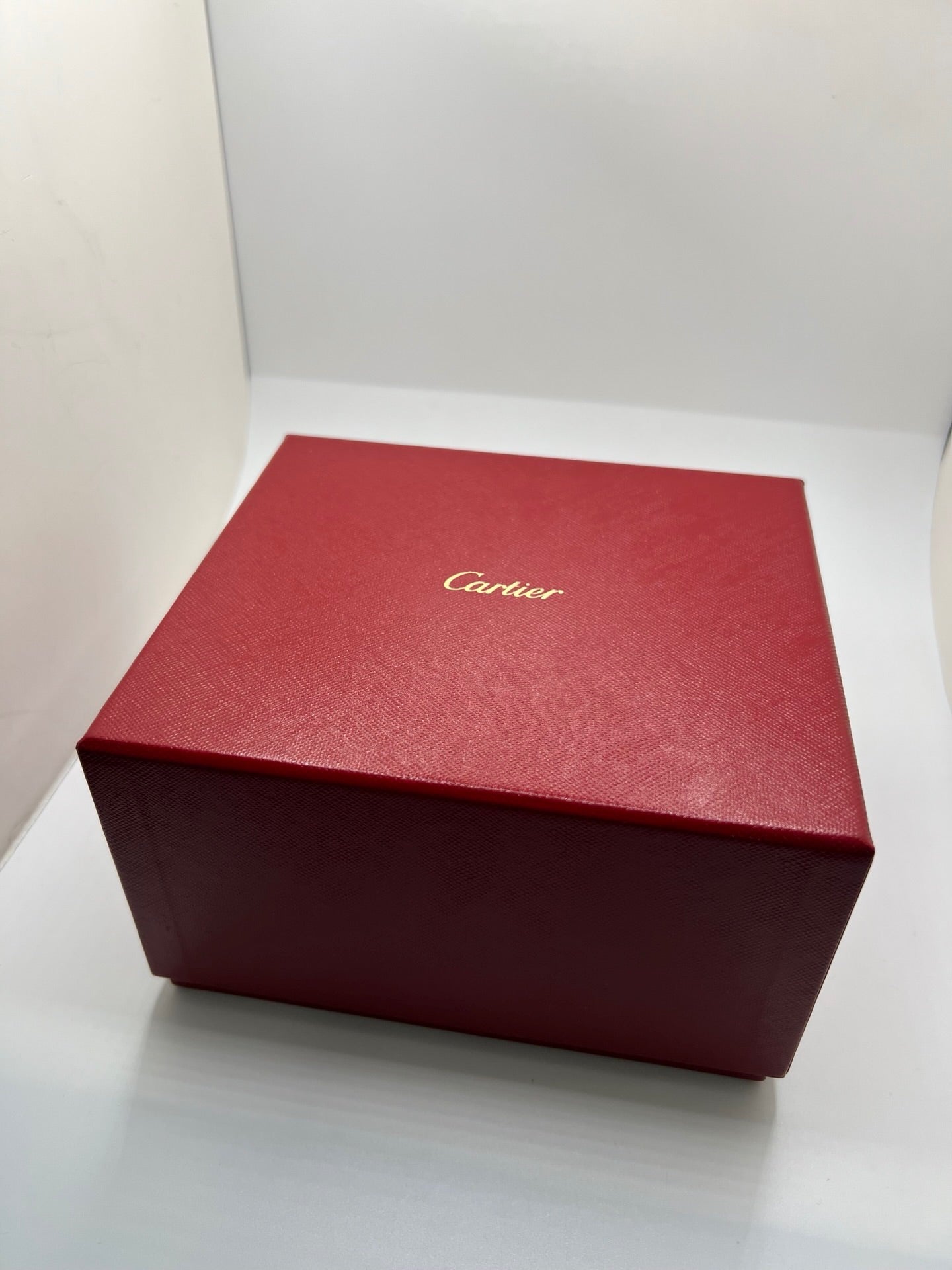 Montre Cartier Panthère femme en acier, référence WSPN0013, avec mouvement quartz. Boîtier rectangulaire 23 x 30 mm en acier, cadran argent à chiffres romains, verre saphir et bracelet acier avec boucle double plis. Modèle 2026 en état neuf, jamais porté, livré avec coffret et papiers d’origine. Élégante et intemporelle, cette montre Cartier Panthère allie raffinement, confort et design iconique.