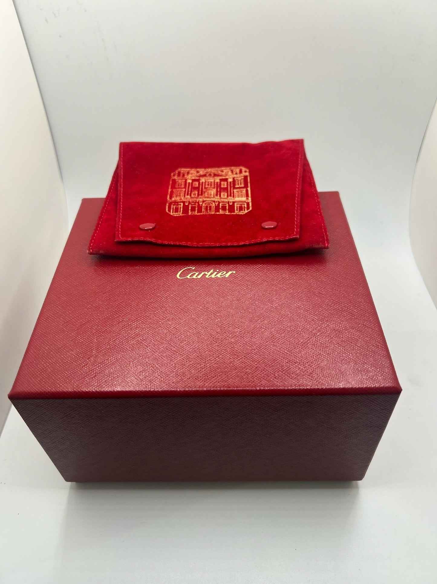 Découvrez cette prestigieuse Cartier Pasha, une montre emblématique alliant élégance et performance. Entièrement révisée en 2025, cette montre est en excellent état, offrant un fonctionnement optimal et une grande fiabilité. Son design intemporel et sa qualité de fabrication en font un choix idéal pour les amateurs de montres de luxe.
Parfaite pour les collectionneurs ou les passionnés, cette Cartier Pasha révisée récemment garantit une expérience horlogère sans compromis.