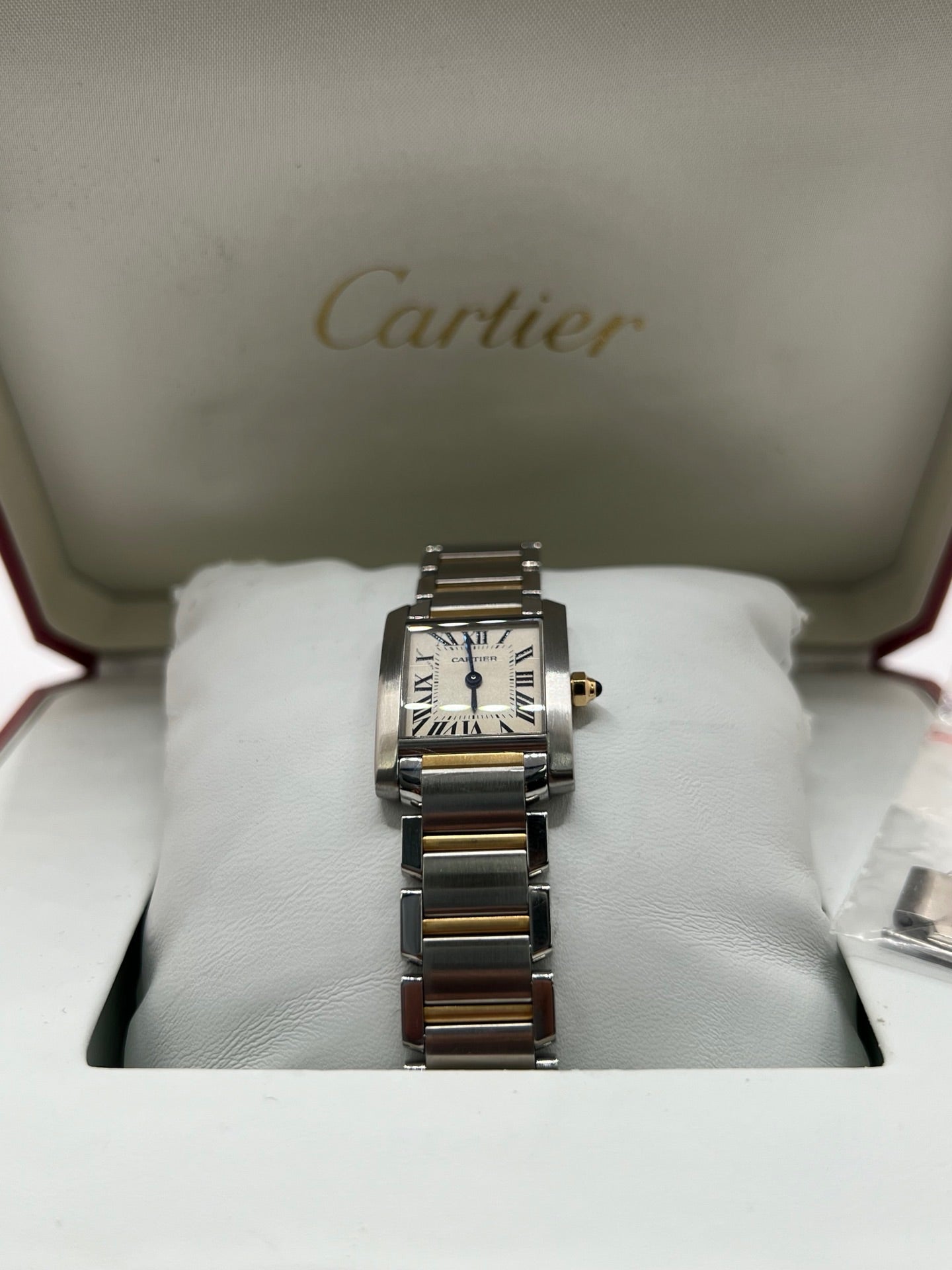 Découvrez la superbe Cartier Tank Française de 2017, un modèle emblématique alliant élégance et raffinement. Cette montre est proposée en full set, accompagnée de sa boîte et de ses papiers d'origine, garantissant son authenticité et sa valeur. Avec son design intemporel et son prestige, la Tank Française reste un choix incontournable pour les amateurs de haute horlogerie. Ne manquez pas cette occasion unique d’acquérir un garde-temps iconique en parfait état.