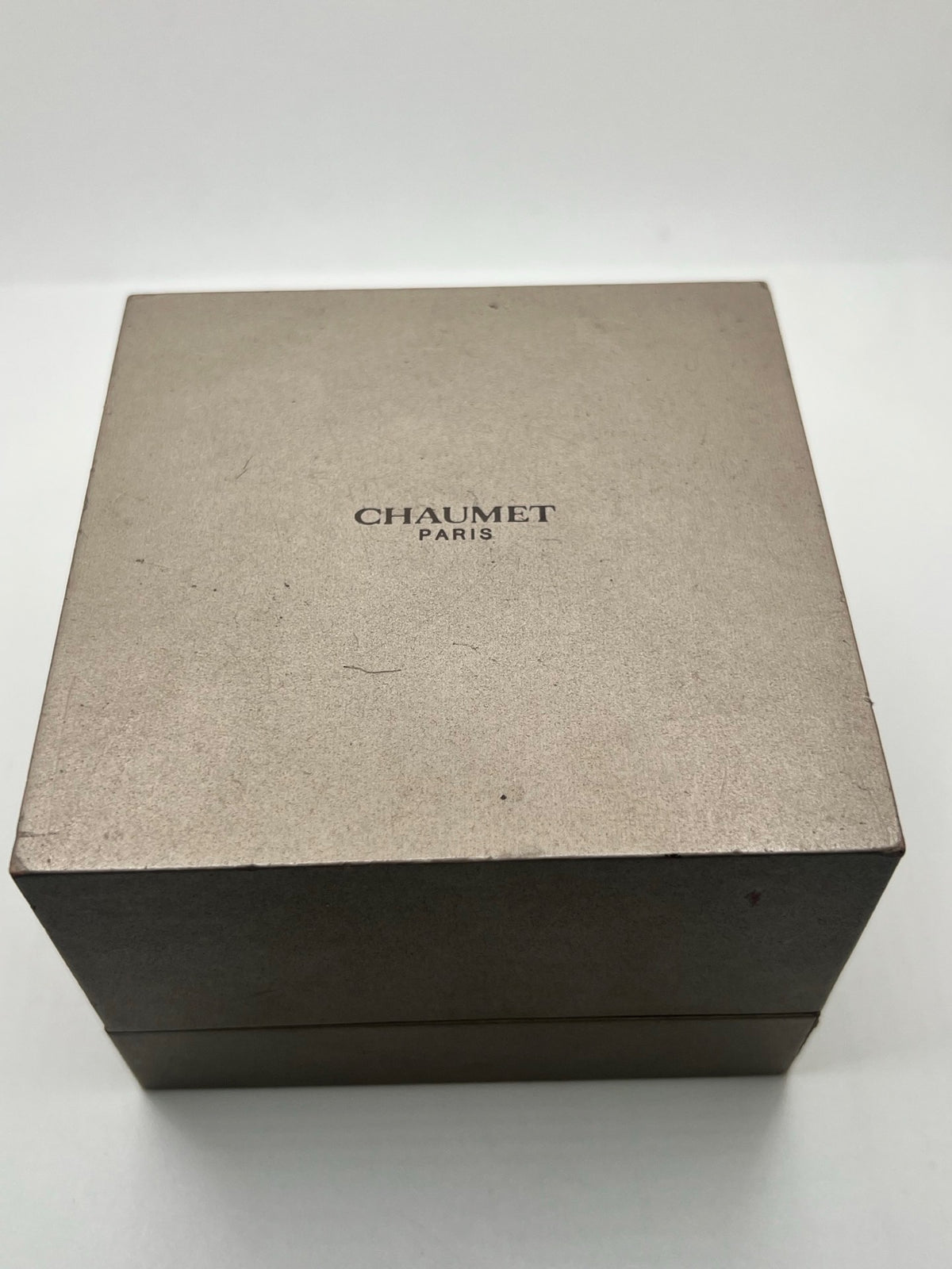 Montre Chaumet Class One W1722H-35A en très bon état, datant de 2013, équipée d’un mouvement quartz et d’un boîtier en acier de 33 mm. Son cadran blanc est protégé par un verre saphir. Cette montre Chaumet Class One possède un bracelet en acier et dispose d’une fonction date. Livrée avec son coffret et ses papiers d’origine, elle séduit par son design élégant et sportif, emblématique de la collection Class One de Chaumet.
