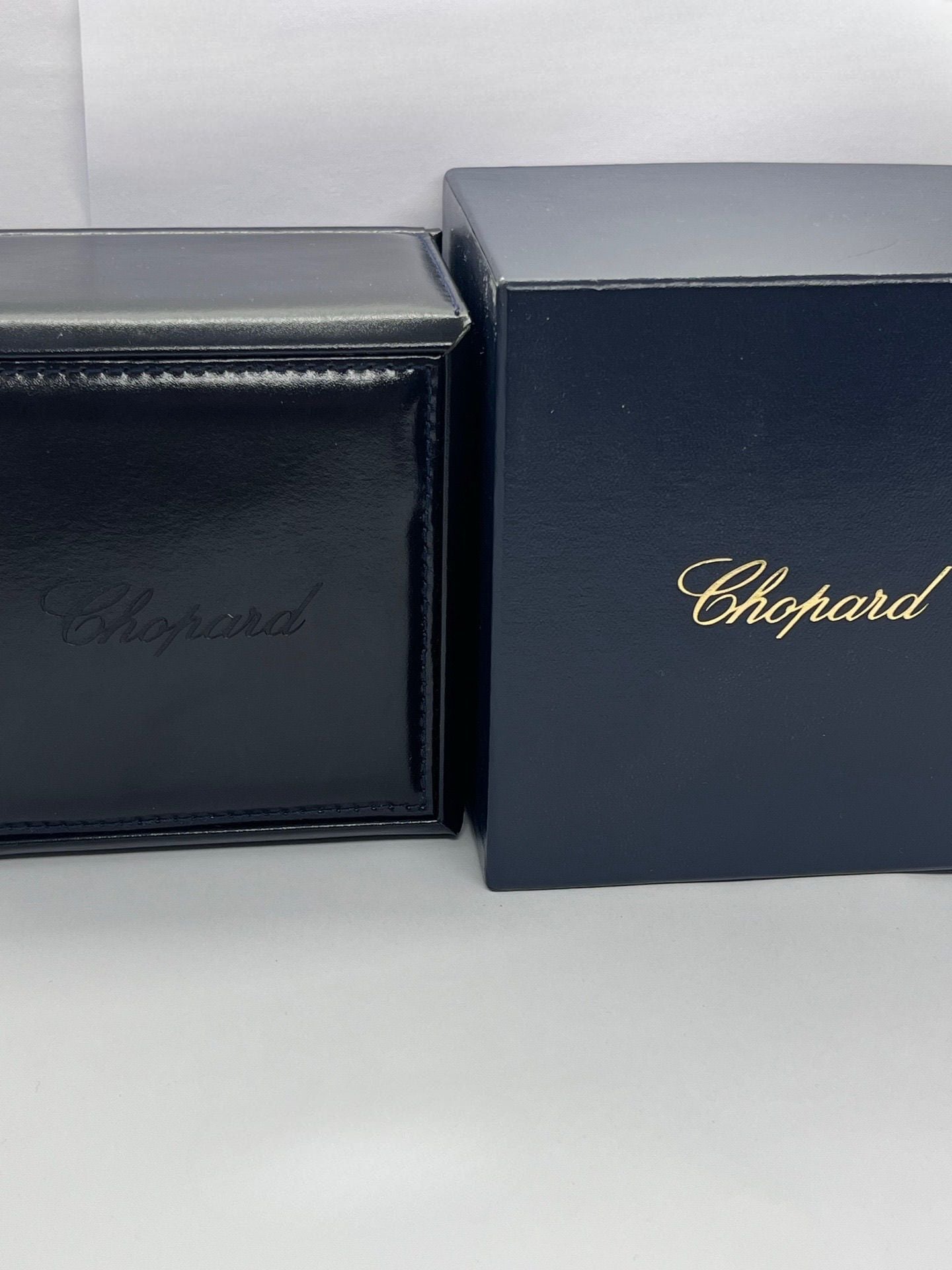Offrez-vous l’élégance intemporelle avec cette Chopard Happy Sport de 2012, livrée en full set avec boîte, papiers et accessoires d’origine. Ce modèle emblématique allie avec finesse l’univers de la haute horlogerie et celui de la joaillerie, grâce à ses diamants mobiles caractéristiques qui dansent librement sur le cadran. Une pièce de collection recherchée, idéale pour les amateurs de montres Chopard complètes et authentiques.