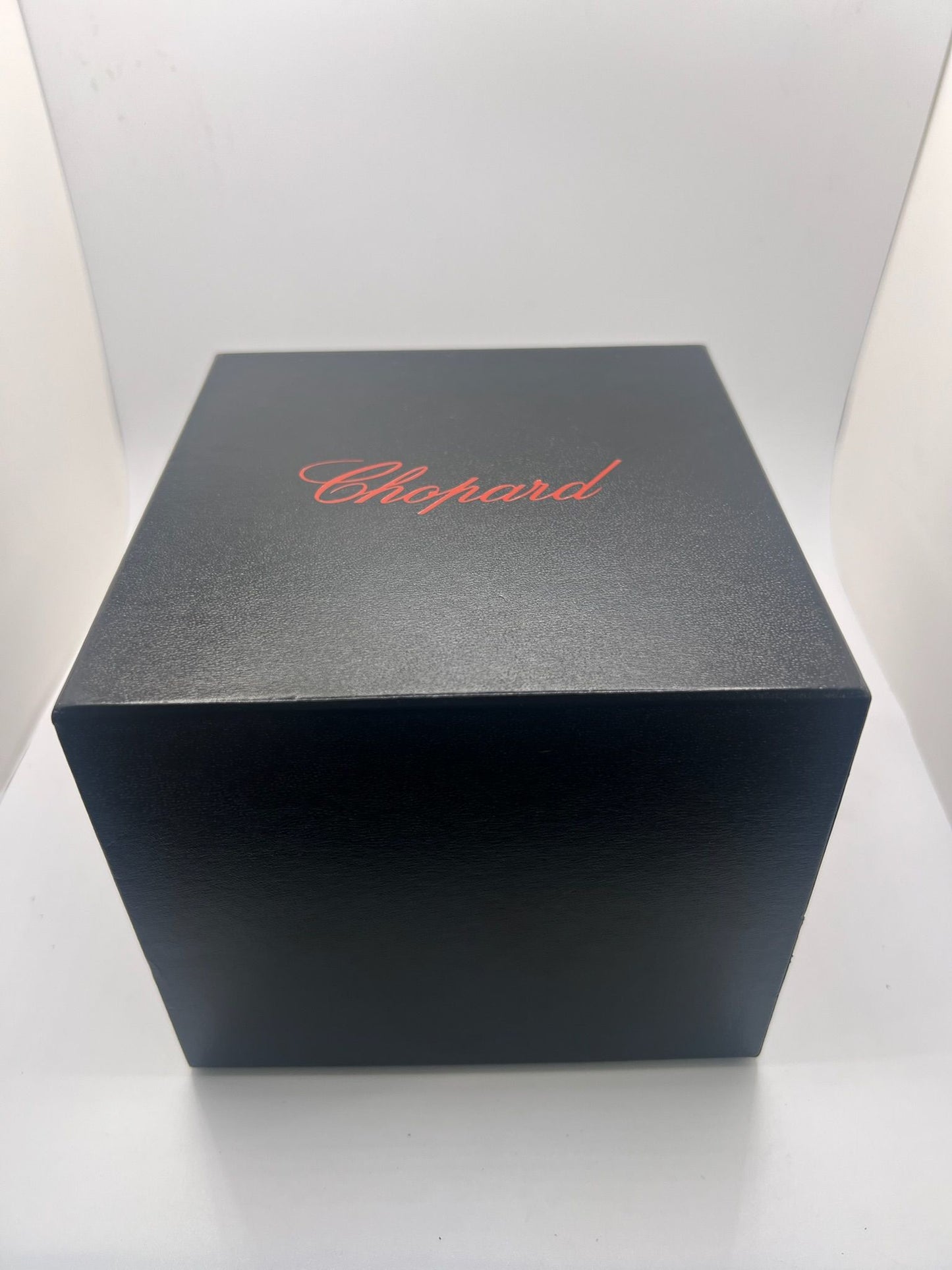 La Chopard Mille Miglia GT XL édition 2010 Full Set incarne l’esprit des courses automobiles classiques. Avec son design sportif et son set complet d’origine, cette montre séduit les amateurs de belles mécaniques et de pièces horlogères de collection. Un modèle emblématique mêlant performance, élégance et authenticité signée Chopard.