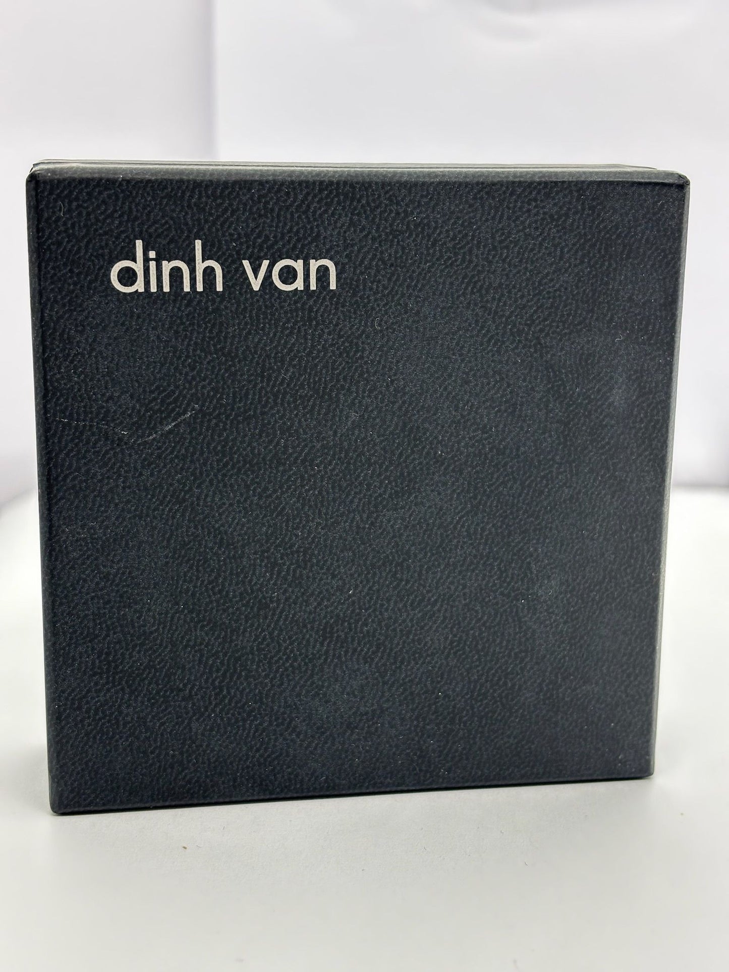 Collier Cible signé Dinh Van, en or jaune 18 carats, délicatement orné de 0,15 carat de diamants. Icône de la maison, ce modèle emblématique joue sur la géométrie et l’équilibre parfait des formes. À la fois moderne et intemporel, ce bijou capture la lumière avec finesse et symbolise une élégance discrète. Idéal à porter au quotidien ou à offrir en cadeau, il reflète tout le raffinement du design Dinh Van.