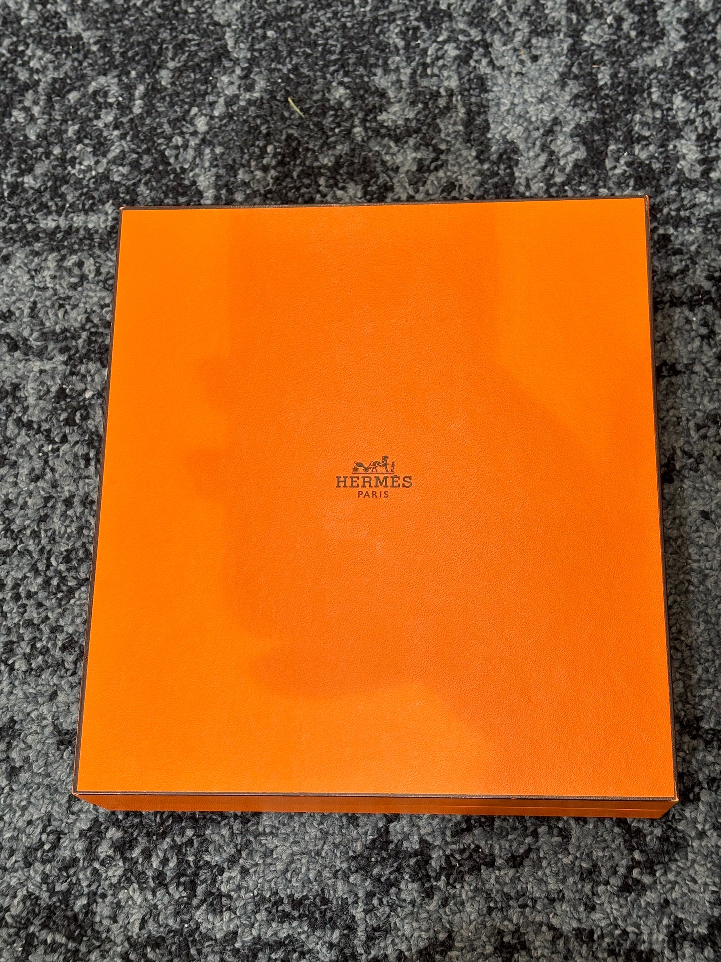 Collier en or rose 18 carats au design circulaire inspiré des codes équestres, symbole d’élégance et de raffinement. Pendentif ajouré suspendu à une chaîne fine, offrant une silhouette équilibrée et contemporaine. Bijou précieux au style intemporel, idéal à porter seul ou en accumulation, apportant une touche lumineuse et sophistiquée à toutes les tenues, du quotidien aux occasions spéciales.