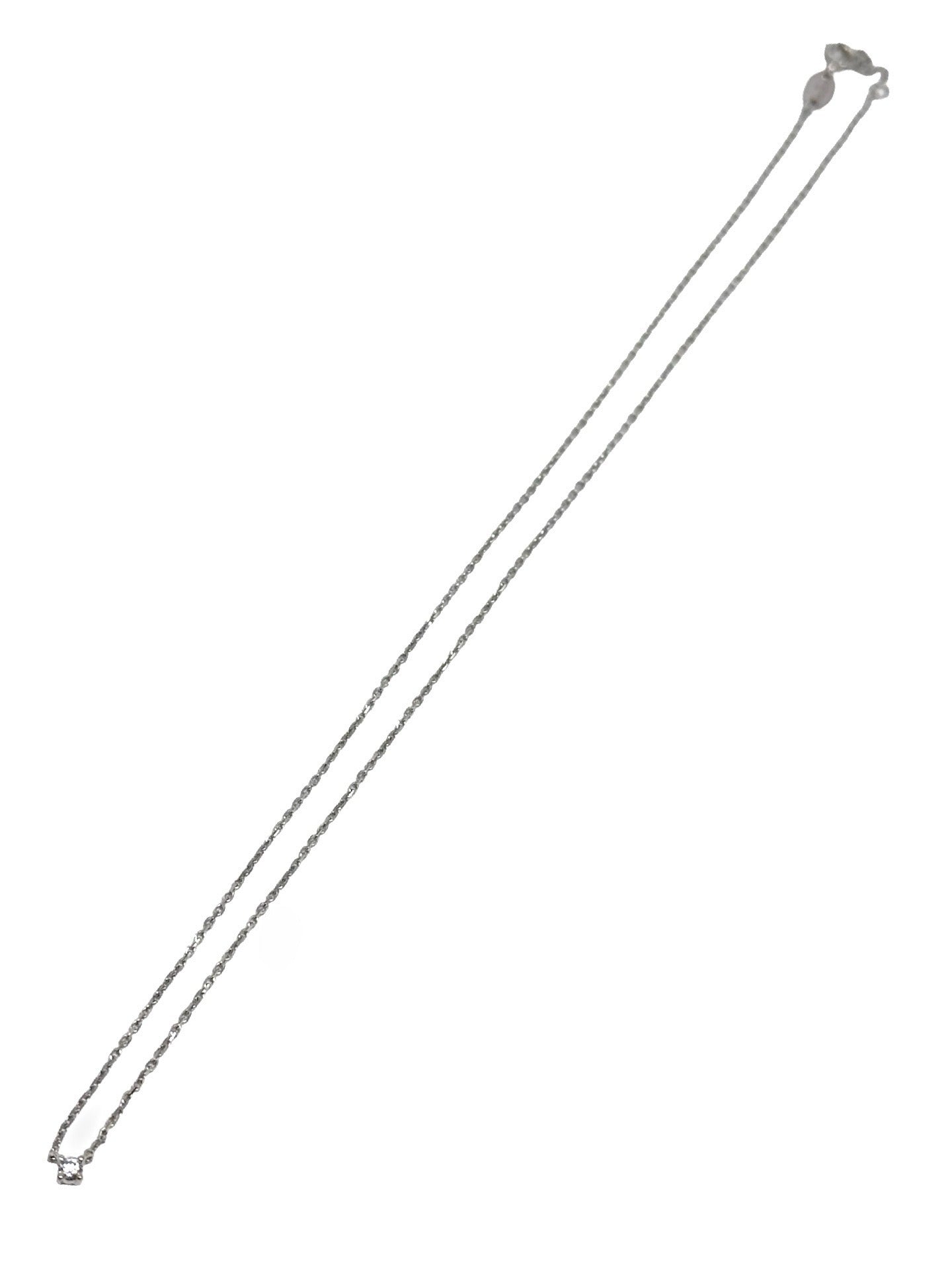 Collier Mauboussin en or blanc 18 carats serti d’un diamant de 0,05 carat. Bijou délicat et raffiné, il met en valeur la pureté de l’or blanc associée à l’éclat subtil du diamant. Idéal pour un usage quotidien ou comme cadeau élégant, ce collier intemporel apporte une touche de lumière et de sophistication à chaque tenue.
