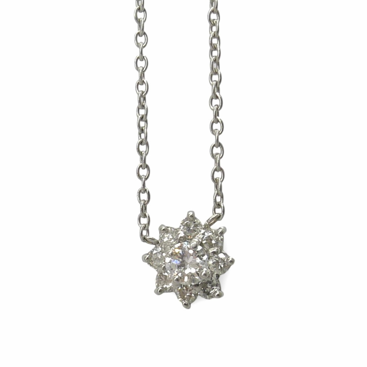 Apportez une touche de lumière à votre tenue avec ce collier en or blanc, délicatement orné de diamants scintillants totalisant 0,42 ct. Un bijou élégant et raffiné, parfait pour toutes les occasions, qui associe la pureté de l’or blanc à l’éclat naturel des diamants. Idéal en cadeau ou pour enrichir votre collection de bijoux précieux.