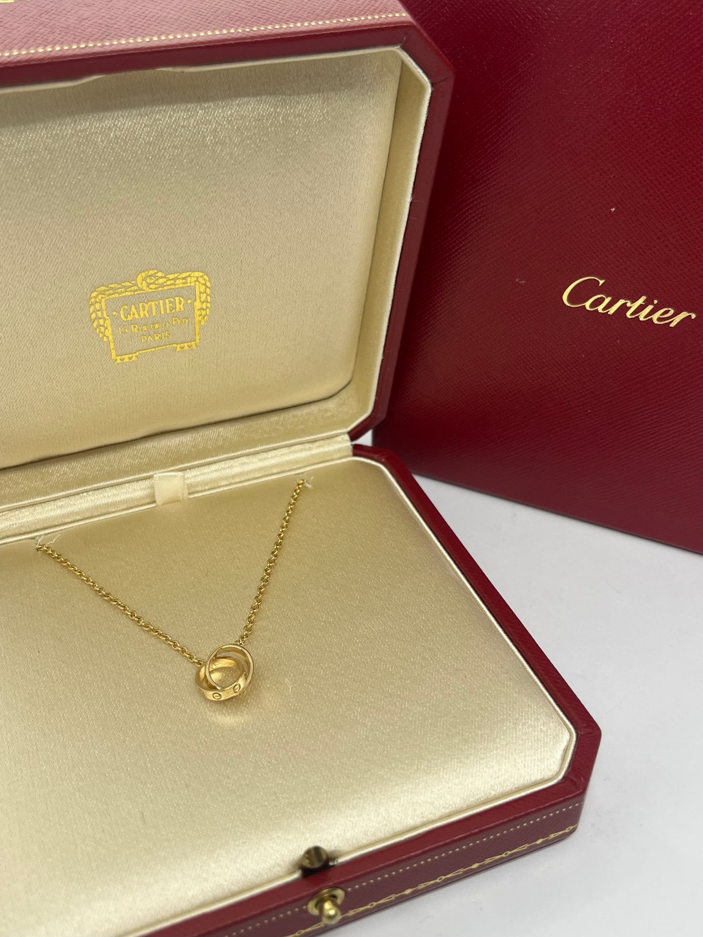 Collier Cartier Love en or jaune, petit modèle emblématique de la maison. Ce bijou raffiné incarne l’amour éternel avec son design épuré et intemporel. Parfait pour un cadeau symbolique ou une touche de luxe discrète au quotidien, il reflète l’élégance et le savoir-faire inégalé de Cartier.