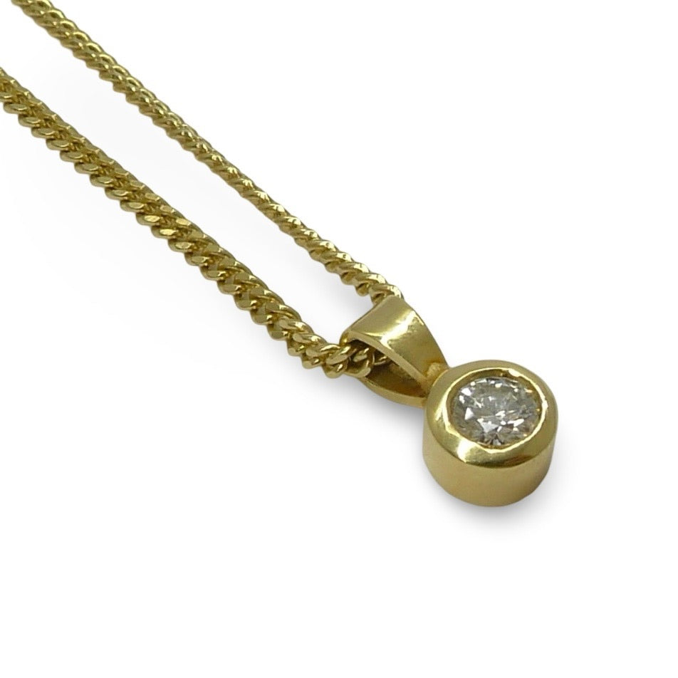 Craquez pour ce collier en or jaune 18K, sublimé par un diamant naturel de 0,30 ct. Un bijou à la fois chic et intemporel, qui associe la chaleur de l’or jaune à la brillance du diamant pour un rendu lumineux et raffiné. Parfait à offrir ou à s’offrir, ce collier apportera une touche précieuse et élégante à votre collection.