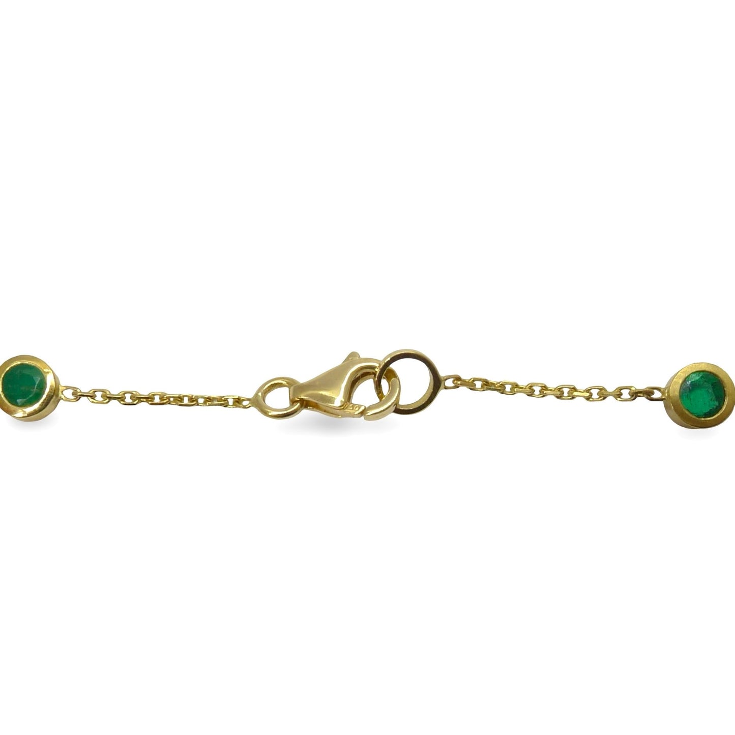 Laissez-vous séduire par ce collier en or jaune 18 carats, magnifié par une somptueuse émeraude de 2 ct. Symbole de renouveau et de raffinement, cette pierre précieuse dévoile une couleur verte intense qui contraste merveilleusement avec la chaleur de l’or. Un bijou d’exception, à la fois élégant et intemporel, idéal pour sublimer votre style avec distinction.