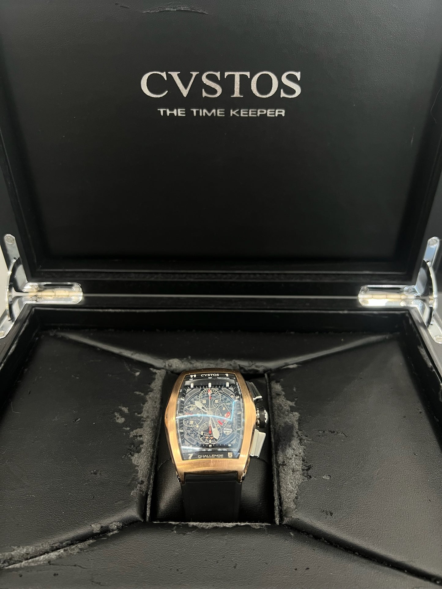 Découvrez la Cvstos Challenge CVCRTNRGSV, une montre d’exception dotée d’un mouvement à remontage automatique et livrée avec sa boîte d’origine. Alliant design raffiné et technologie horlogère de pointe, ce garde-temps incarne l’élégance et la performance. Parfait pour les amateurs de montres de luxe, ce modèle Cvstos allie précision et style. Ne manquez pas cette pièce unique qui sublimera votre collection.