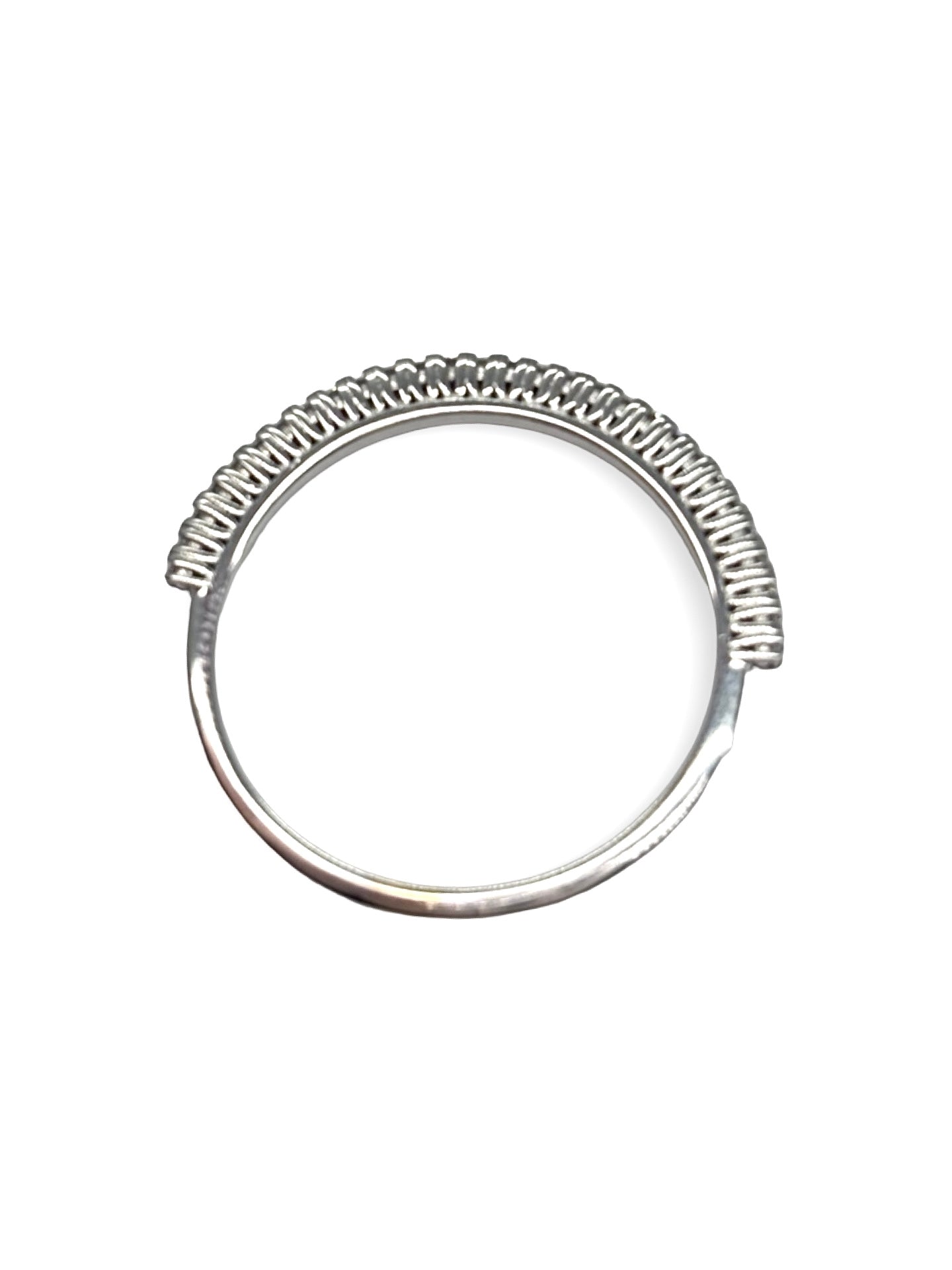 Demi-alliance en or blanc 18 carats sertie de diamants pour un poids total de 0,30 carat. Cette bague élégante séduit par son design intemporel et l’éclat de ses pierres, soigneusement alignées sur la moitié de l’anneau. Idéale comme alliance, bague de mariage, cadeau d’anniversaire ou bijou du quotidien, elle s’accorde facilement avec une bague de fiançailles ou peut être portée seule pour un style raffiné.