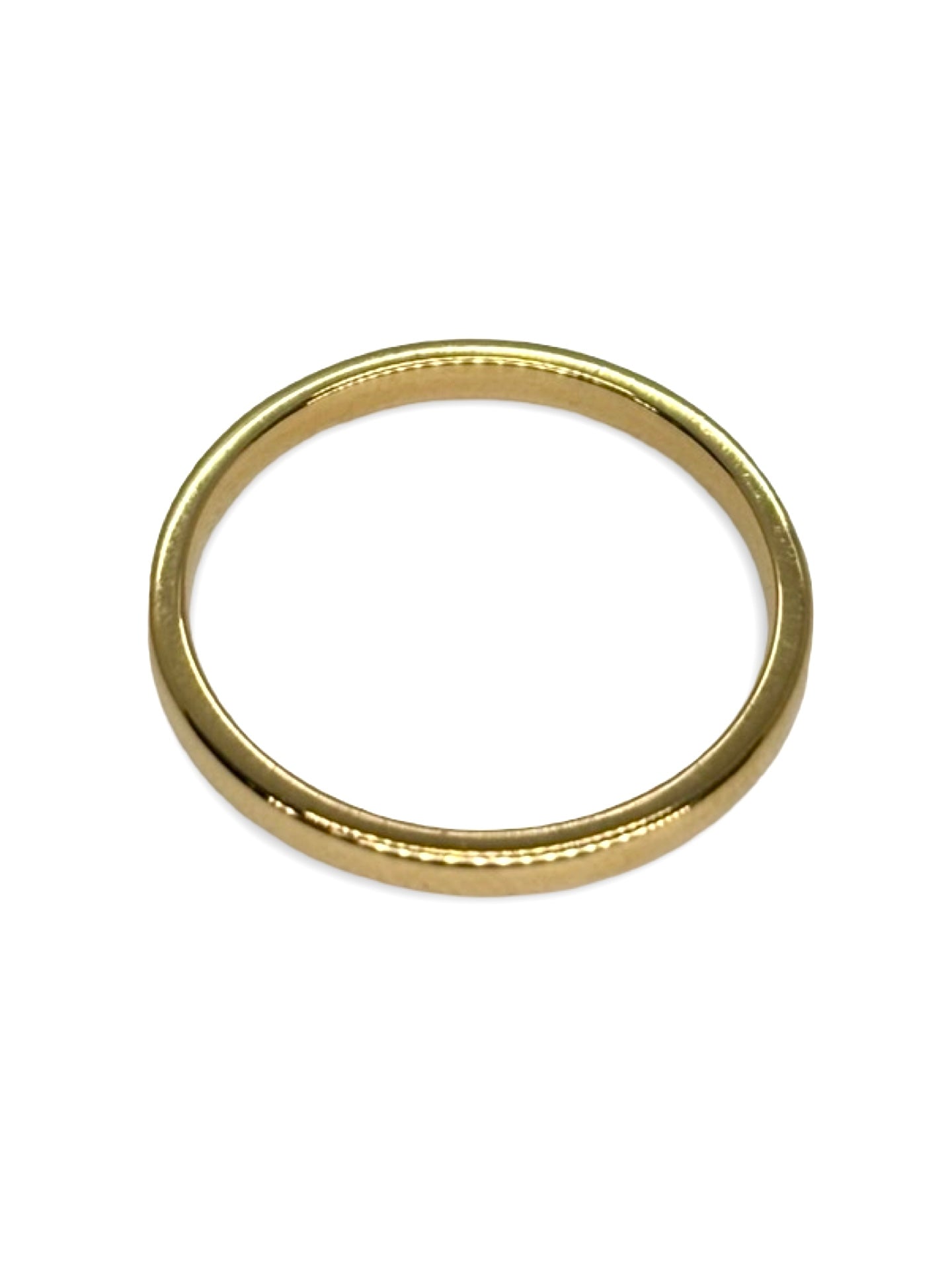 Élégante demi-alliance en or jaune ornée de diamants totalisant 0,21 carat. Son éclat délicat met en valeur la brillance naturelle des pierres pour un rendu raffiné et intemporel. Bijou idéal pour célébrer un mariage, un anniversaire ou un engagement, symbole d’amour et de lumière éternelle.