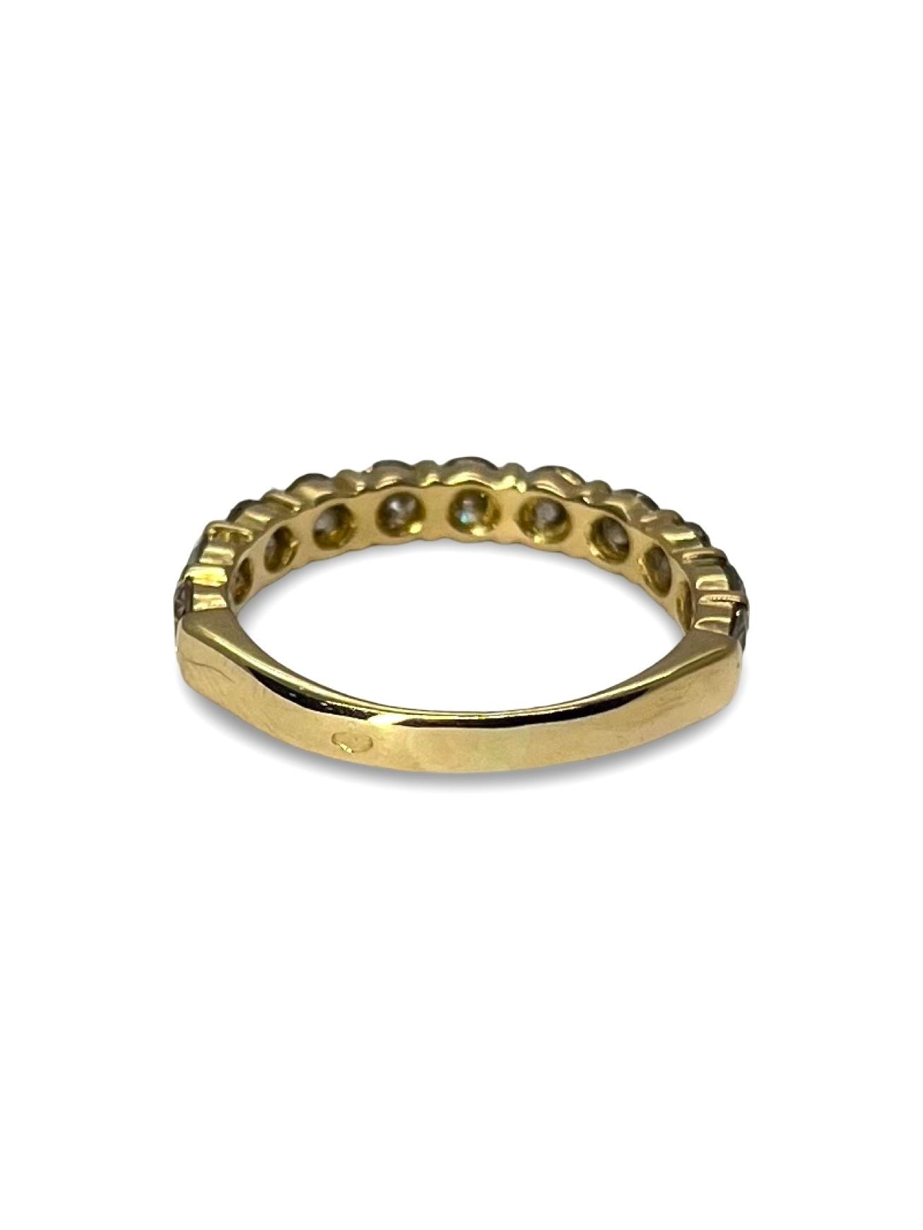 Raffinée et lumineuse, cette demi-alliance en or jaune 18 carats est sertie de diamants pour un total d’un carat. Un bijou d’exception, à la fois classique et contemporain, idéal pour symboliser un moment précieux. Parfaite en bague de mariage ou de célébration, elle se porte seule ou associée à d'autres anneaux.