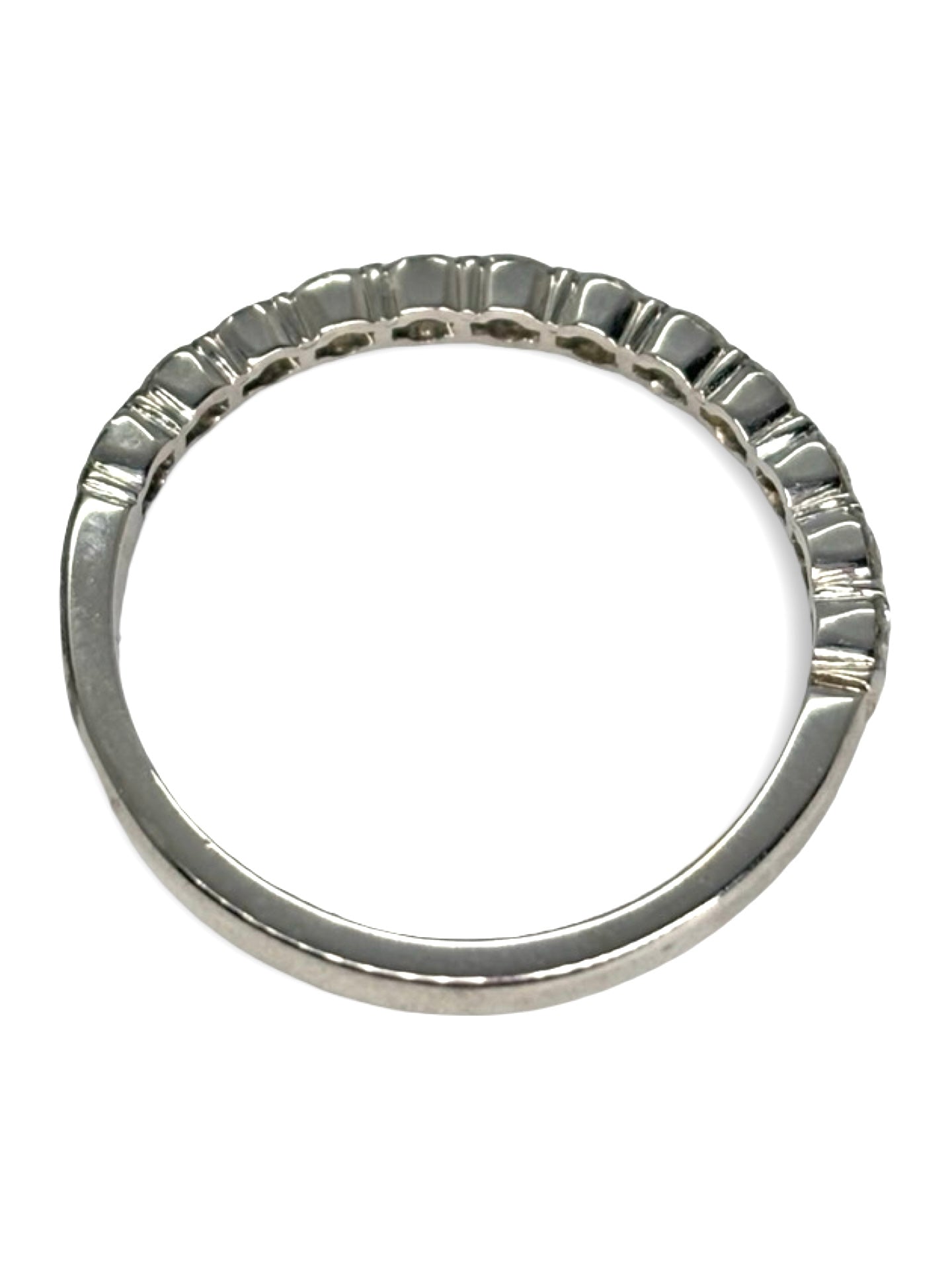 Demi-alliance en or blanc 18 carats sertie de diamants totalisant 0,75 carat. Ce bijou raffiné séduit par son éclat discret et élégant, idéal pour symboliser un engagement ou compléter une bague de mariage. Une demi-alliance précieuse qui allie finesse, brillance et modernité pour sublimer la main au quotidien ou lors d’occasions spéciales.