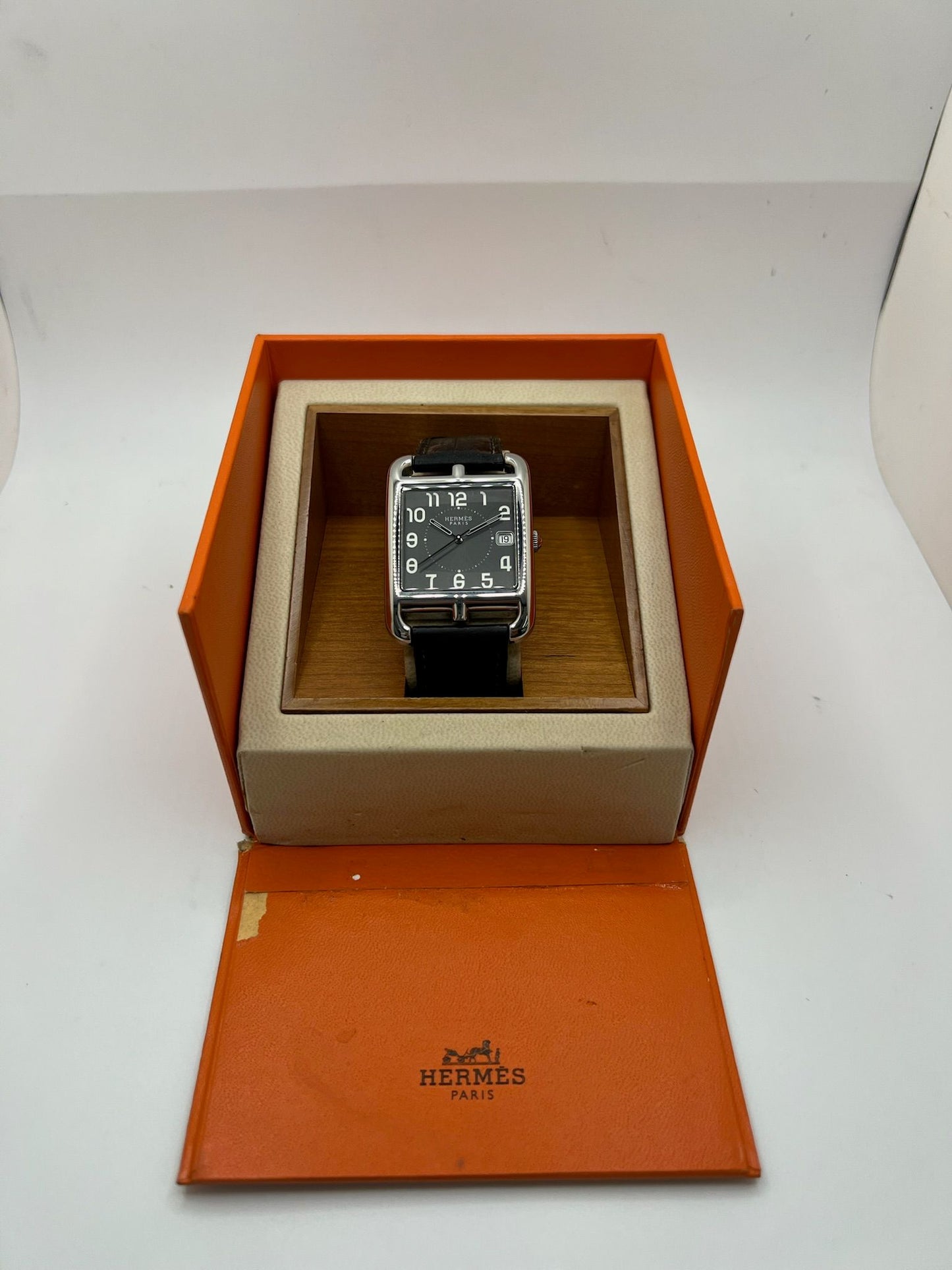 Montre Hermès Cape Cod XL pour homme ou unisexe, modèle emblématique au boîtier en acier de 33 mm. Mouvement quartz, cadran gris à chiffres arabes, bracelet cuir noir avec boucle ardillon. Élégance intemporelle signée Hermès, livrée avec coffret d’origine. Parfait état d’occasion avec légères traces d’usure. Disponible à Paris, prix négociable. Idéal collectionneur ou amateur de montres de luxe.