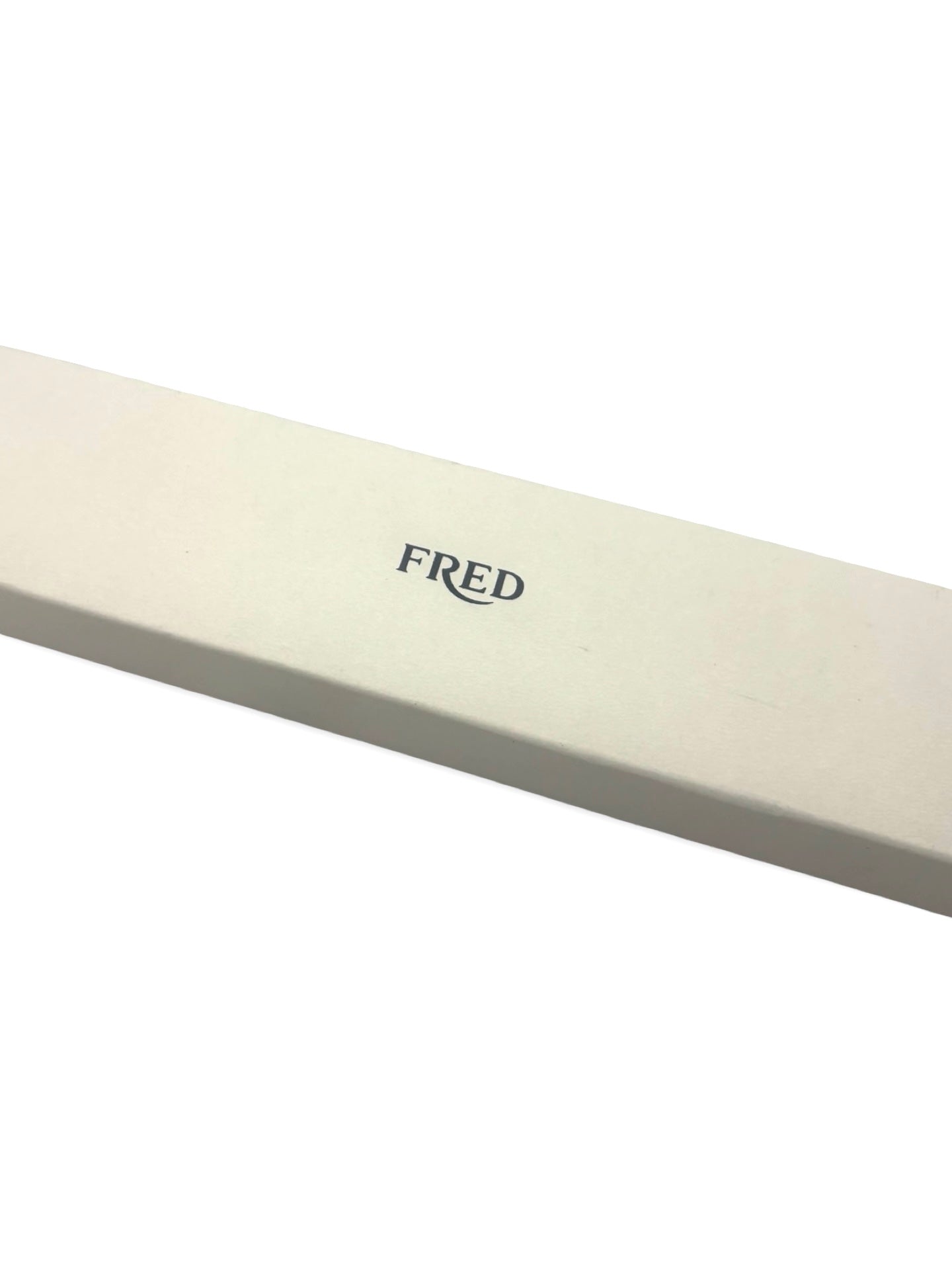 Icône de la Maison Fred, le bracelet Force 10 Grand Modèle en or blanc allie élégance et esprit marin. Son design tressé emblématique évoque la force et la liberté. Un bijou audacieux et raffiné, idéal pour sublimer un poignet avec caractère. Parfait en pièce signature ou à offrir en symbole de lien fort.