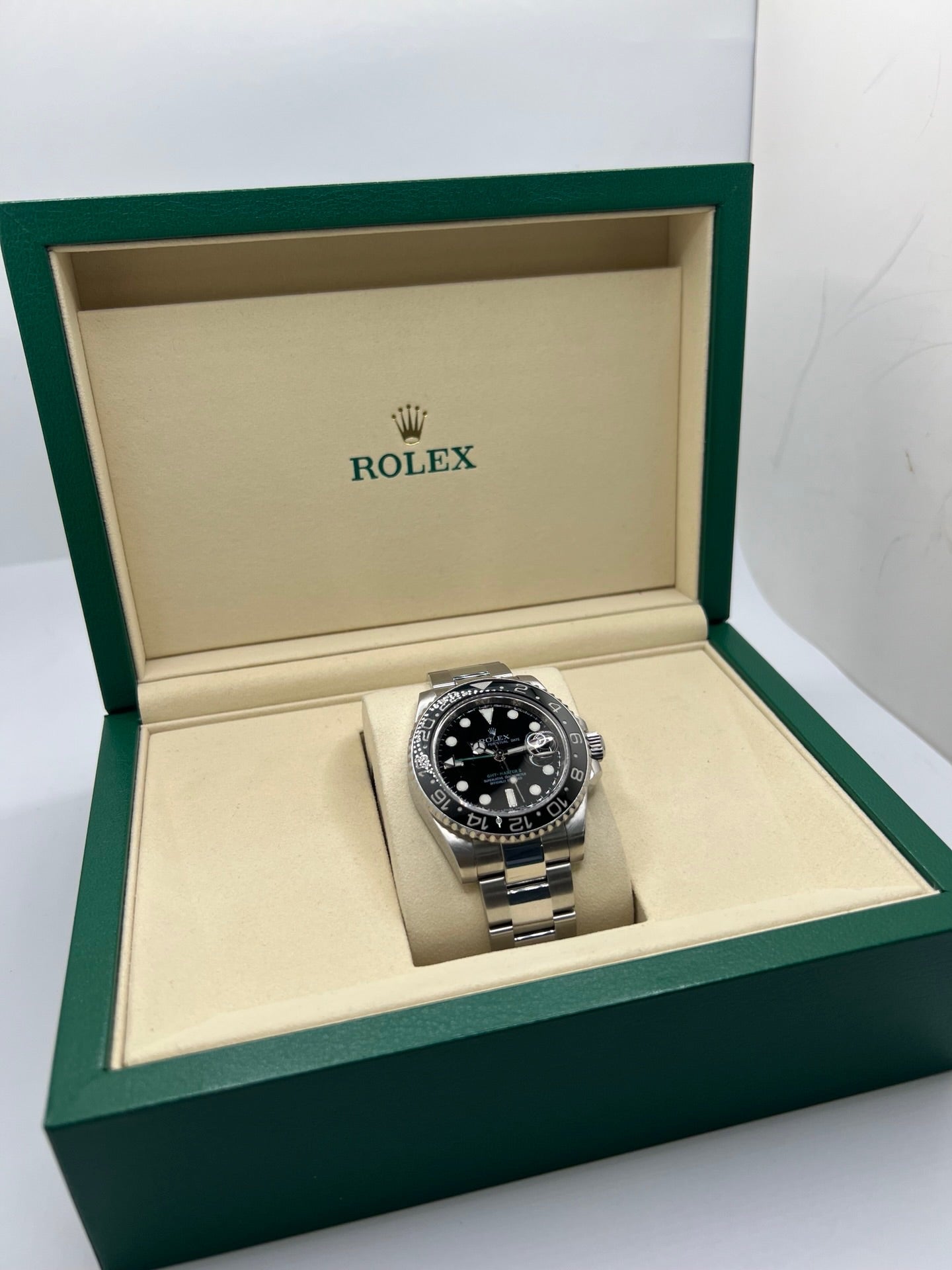 Montre GMT-Master II référence 116710LN en acier avec cadran noir et lunette en céramique noire. Modèle emblématique doté d’un mouvement automatique calibre 3186 avec fonction GMT permettant l’affichage d’un second fuseau horaire. Boîtier de 40 mm avec verre saphir et bracelet acier avec boucle pliante. Montre sportive et élégante, appréciée pour sa robustesse, sa lisibilité et son design iconique dans l’univers de l’horlogerie suisse.