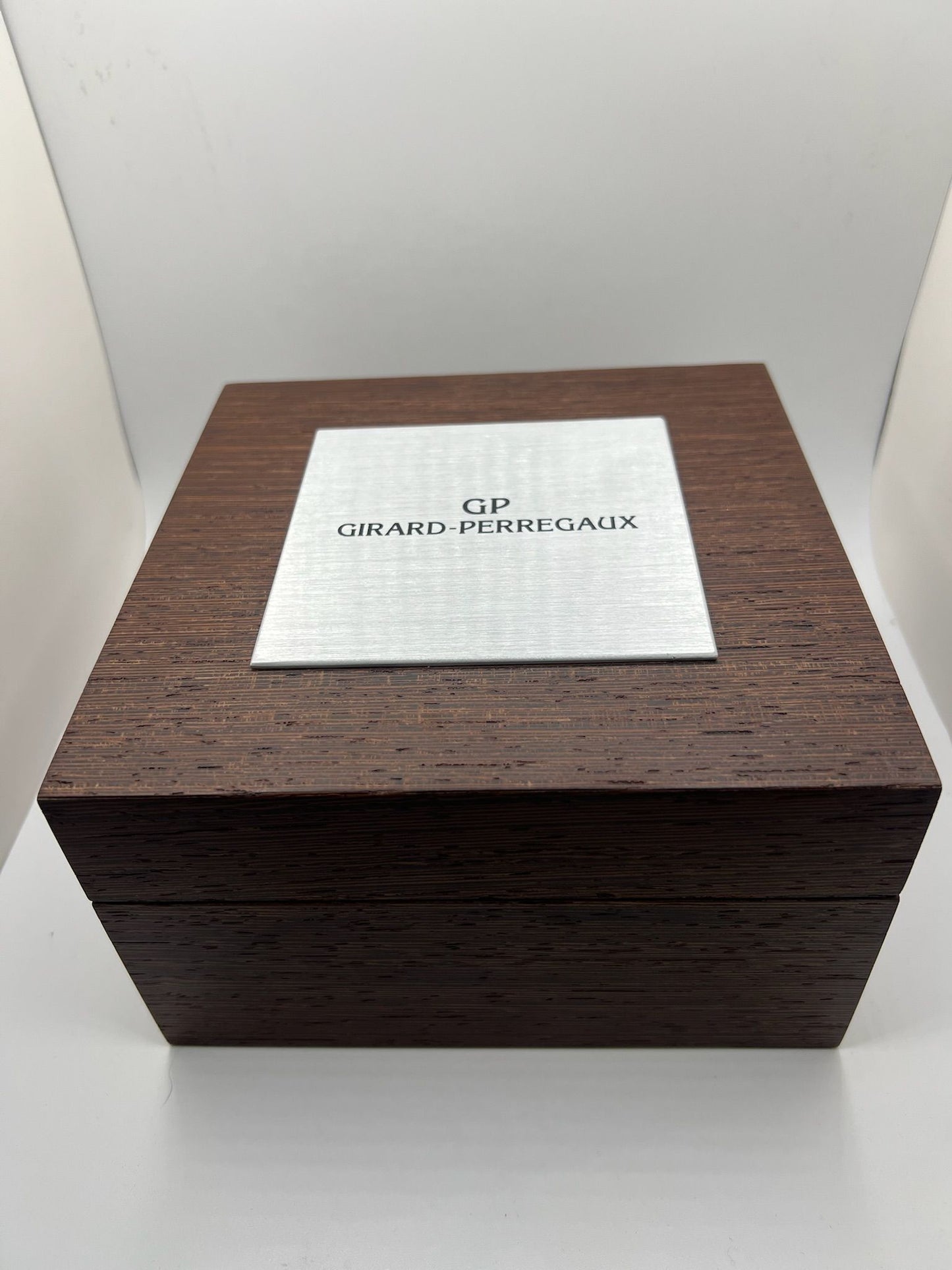 Montre Girard-Perregaux WW.TC World Time, modèle emblématique pour les globe-trotteurs. Édition 2012 vendue avec boîte et papiers d’origine (full set), entièrement révisée en 2027. Complication heures mondiales, design élégant et mouvement automatique de haute précision. Une pièce de collection rare et fonctionnelle.