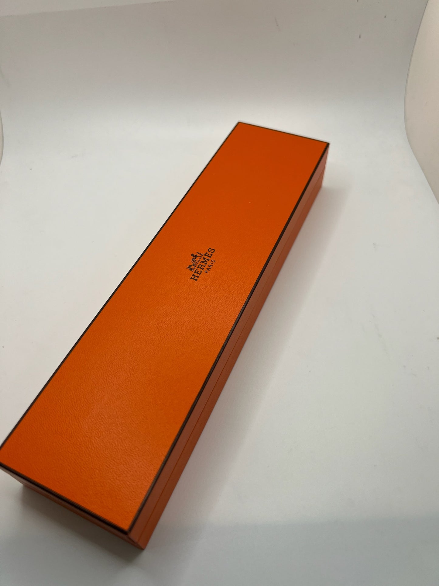 Découvrez la montre Hermès Arceau, un garde-temps d’exception alliant élégance et savoir-faire horloger. Ce modèle emblématique, doté d’un boîtier en acier de 41 mm et d’un mouvement automatique, séduit par son cadran brun raffiné et son bracelet en cuir assorti. Parfaite pour les amateurs de montres de luxe, l’Arceau incarne l’élégance à la française.