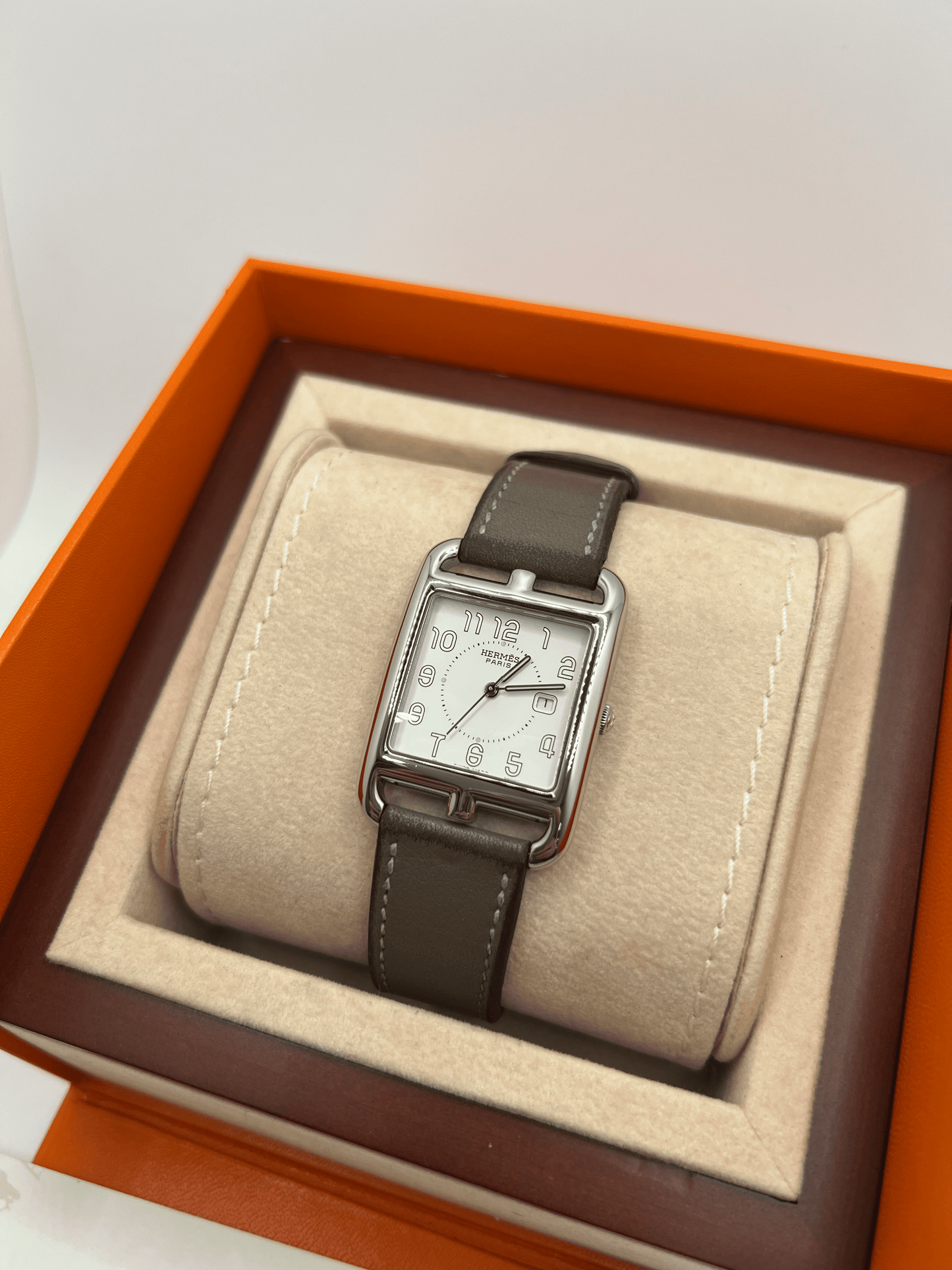 Découvrez l’élégance intemporelle de cette montre emblématique. Avec son design raffiné et son boîtier au style unique, la Cape Cod XL incarne le savoir-faire horloger de la maison Hermès. Livrée avec sa boîte et ses papiers d'origine, cette pièce authentique est idéale pour les amateurs de montres de luxe et les collectionneurs exigeants. Offrez-vous un garde-temps d’exception alliant prestige et sophistication.