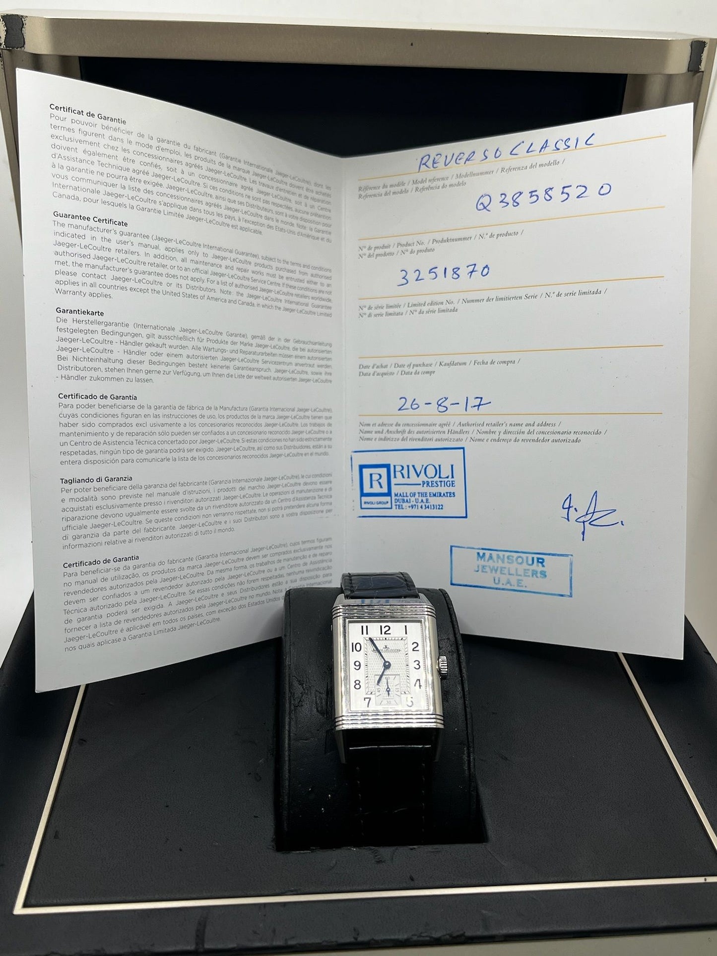 Montre Jaeger-LeCoultre Reverso Classic Small/Large réf. 214.8.62, modèle emblématique de 2017, livrée en full set avec boîte et papiers d’origine. Équipée d’une élégante boucle déployante, cette montre mécanique incarne le savoir-faire horloger suisse. Boîtier rectangulaire en acier, mouvement à remontage manuel. Une pièce raffinée pour collectionneur ou amateur de montres de prestige.
