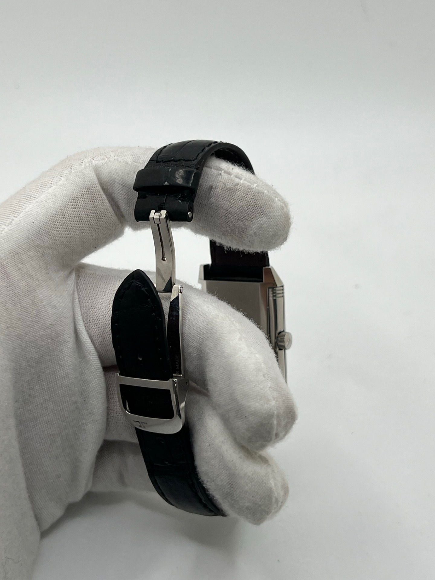 Découvrez la Jaeger-LeCoultre Reverso Grande Taille pour homme/unisexe, modèle 2008 en acier avec bracelet cuir brun. Montre de luxe à remontage manuel, calibre 822, 45 h de réserve de marche, petite seconde et cadran argent. État très bon, avec coffret et papiers d’origine.