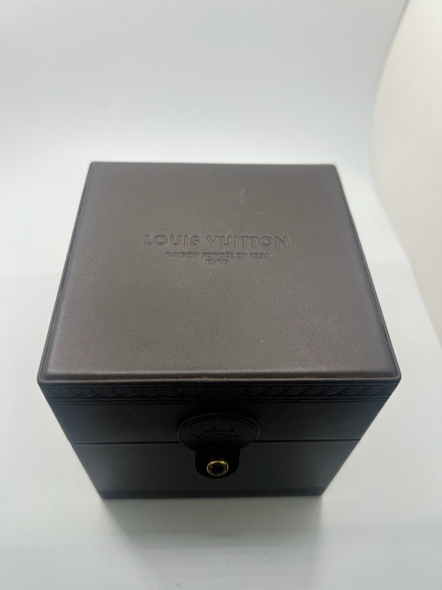 Montre Louis Vuitton Tambour Chronograph automatique alliant design élégant et précision mécanique. Ce chronographe de luxe dispose d’un mouvement automatique fiable, parfait pour les amateurs d’horlogerie sophistiquée. Modèle iconique de la maison Louis Vuitton, il incarne l’alliance du style contemporain et de la haute performance.