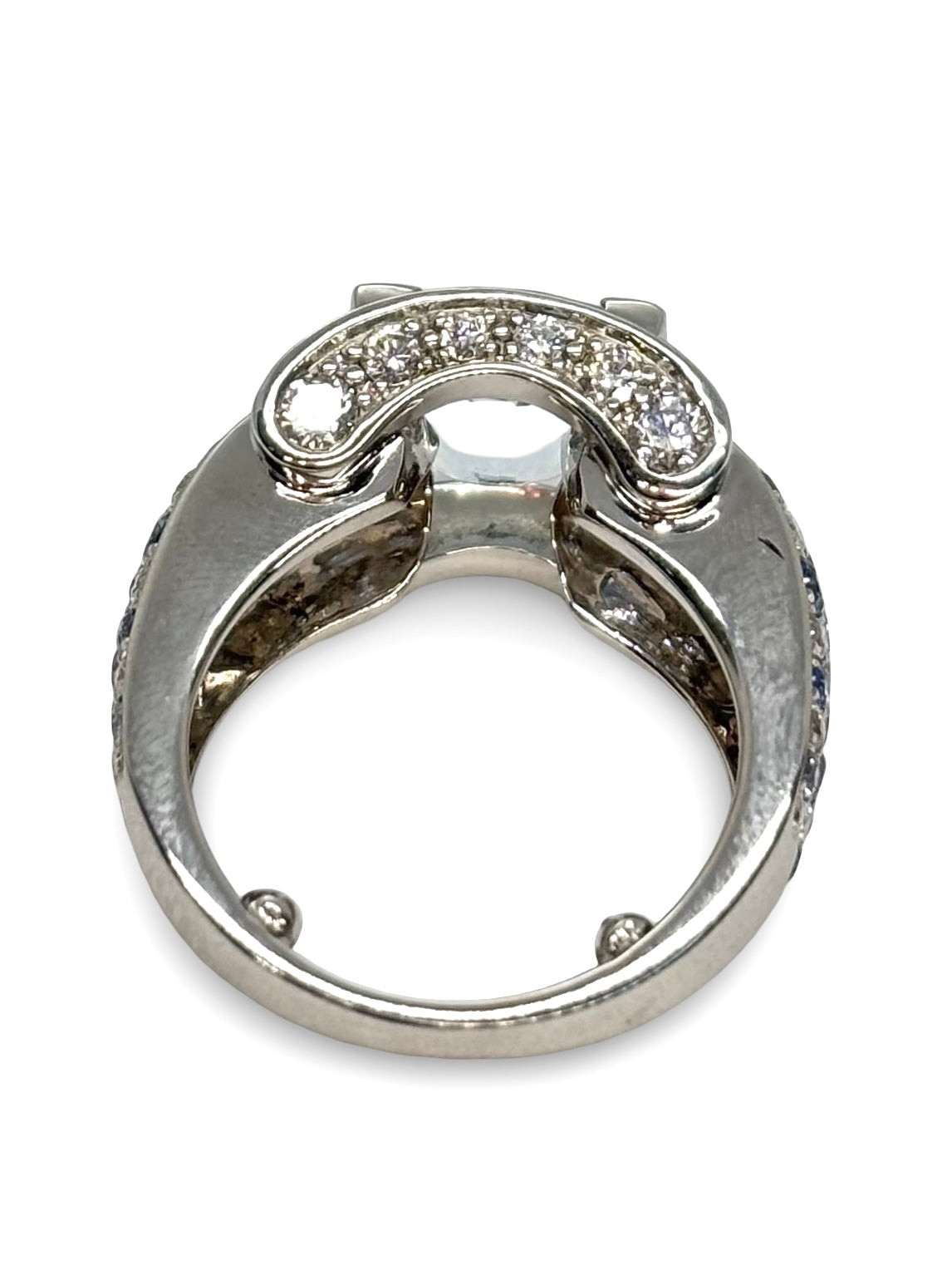 Élégante et raffinée, la bague Éternité Mauboussin en or blanc associe harmonieusement l’aigue-marine, les saphirs et les diamants pour un éclat inégalé. Cette création joaillière sublime le doigt avec ses pierres précieuses aux teintes envoûtantes. Symbole d’amour éternel, elle incarne le savoir-faire d’excellence de la maison Mauboussin. Idéale pour une demande en mariage ou un cadeau précieux, cette bague allie luxe, émotion et intemporalité.