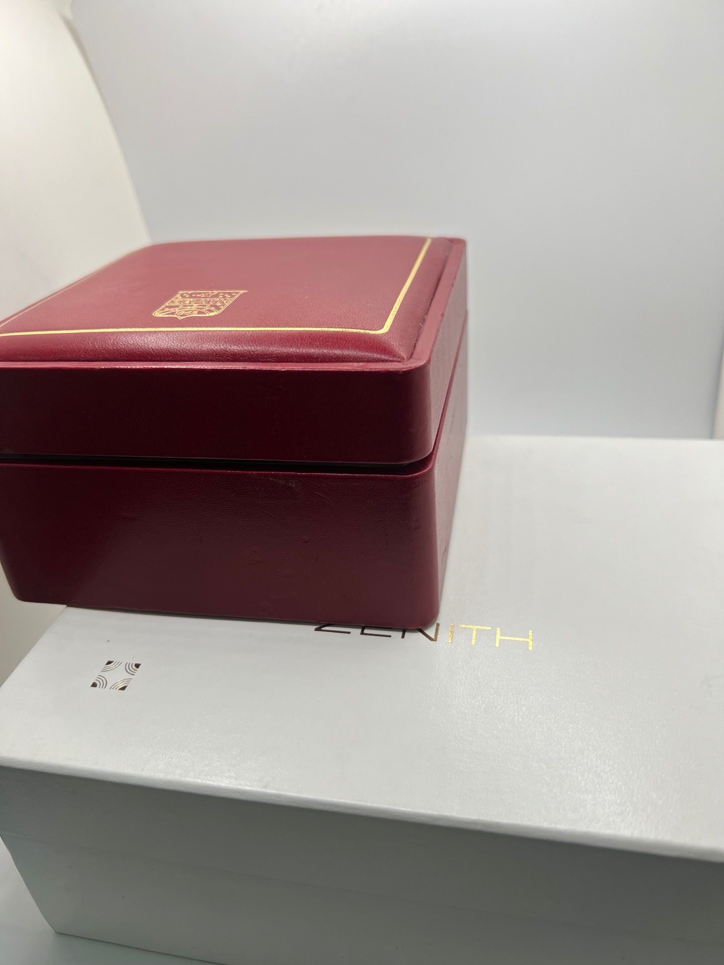 Montre chronographe automatique en acier avec cadran argenté à chiffres romains, fonction phase lunaire, date, jour et mois. Boîtier de 40 mm, verre saphir, fond transparent et bracelet en cuir noir. Modèle de haute précision doté du calibre 410 avec 50 heures de réserve de marche. Montre élégante pour homme ou unisexe.