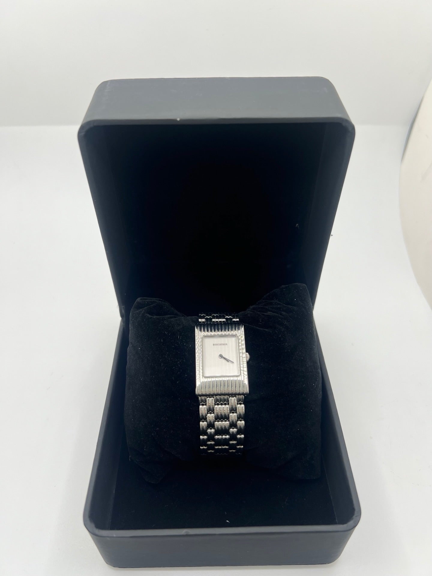 Montre Boucheron Reflet en acier avec mouvement quartz, dotée d’un élégant cadran argent massif sans chiffres et protégée par un verre saphir. Son boîtier rectangulaire de 21 x 32 mm et son bracelet en acier avec boucle double pliant lui confèrent un style raffiné et intemporel. Cette montre de luxe unisexe séduit par ses lignes épurées et son design emblématique, idéal pour les amateurs d’horlogerie et de pièces de prestige d’occasion.