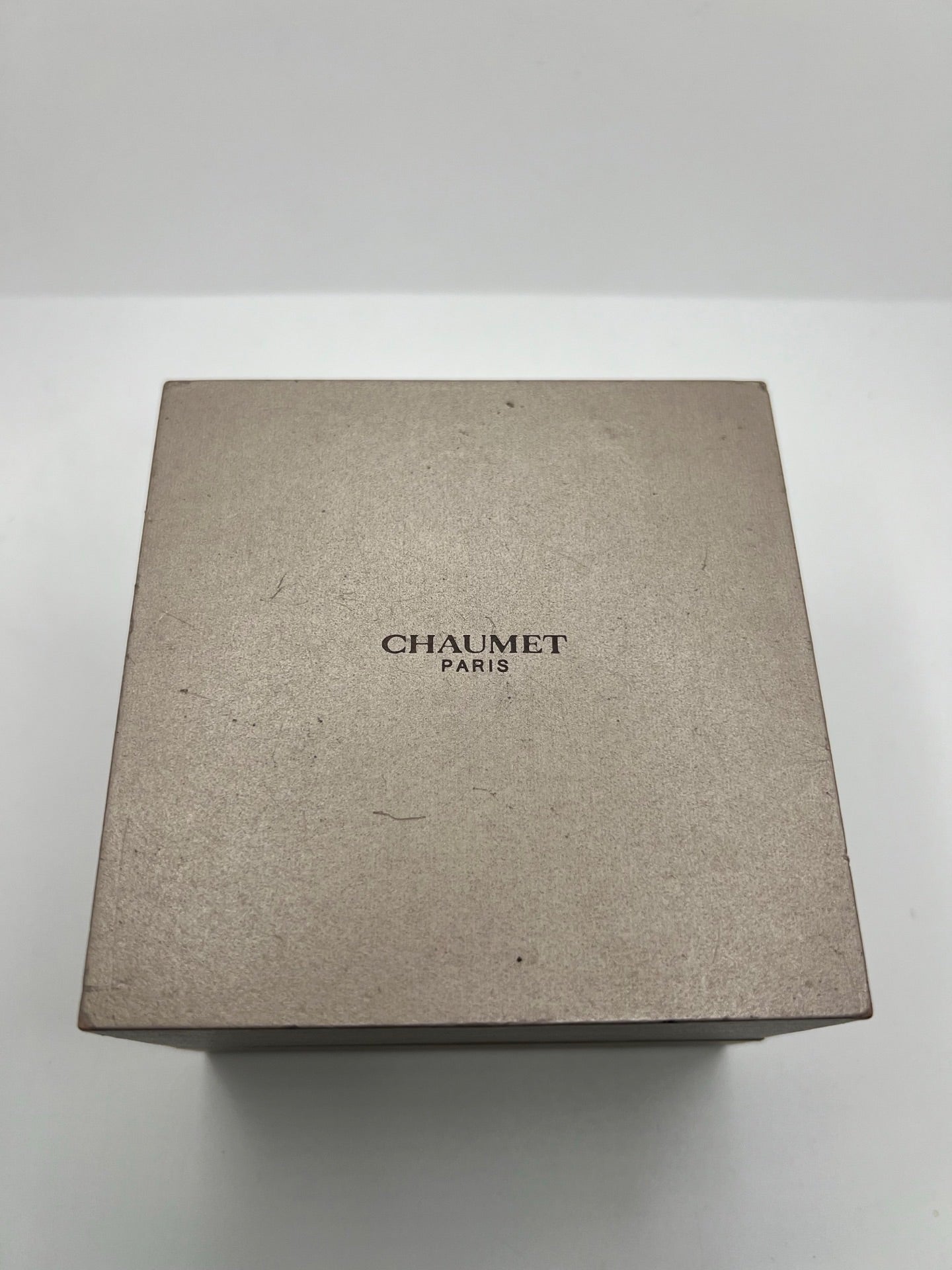 Montre Chaumet Class One référence 622 pour femme en acier inoxydable avec boîtier de 33 mm. Son cadran noir à chiffres romains est protégé par un verre saphir résistant aux rayures. Équipée d’un mouvement à quartz précis, elle est associée à un bracelet en caoutchouc noir avec boucle déployante en acier. Cette montre élégante dispose également d’un affichage de la date et d’une étanchéité jusqu’à 10 ATM. Idéale pour un usage quotidien comme pour les occasions spéciales.