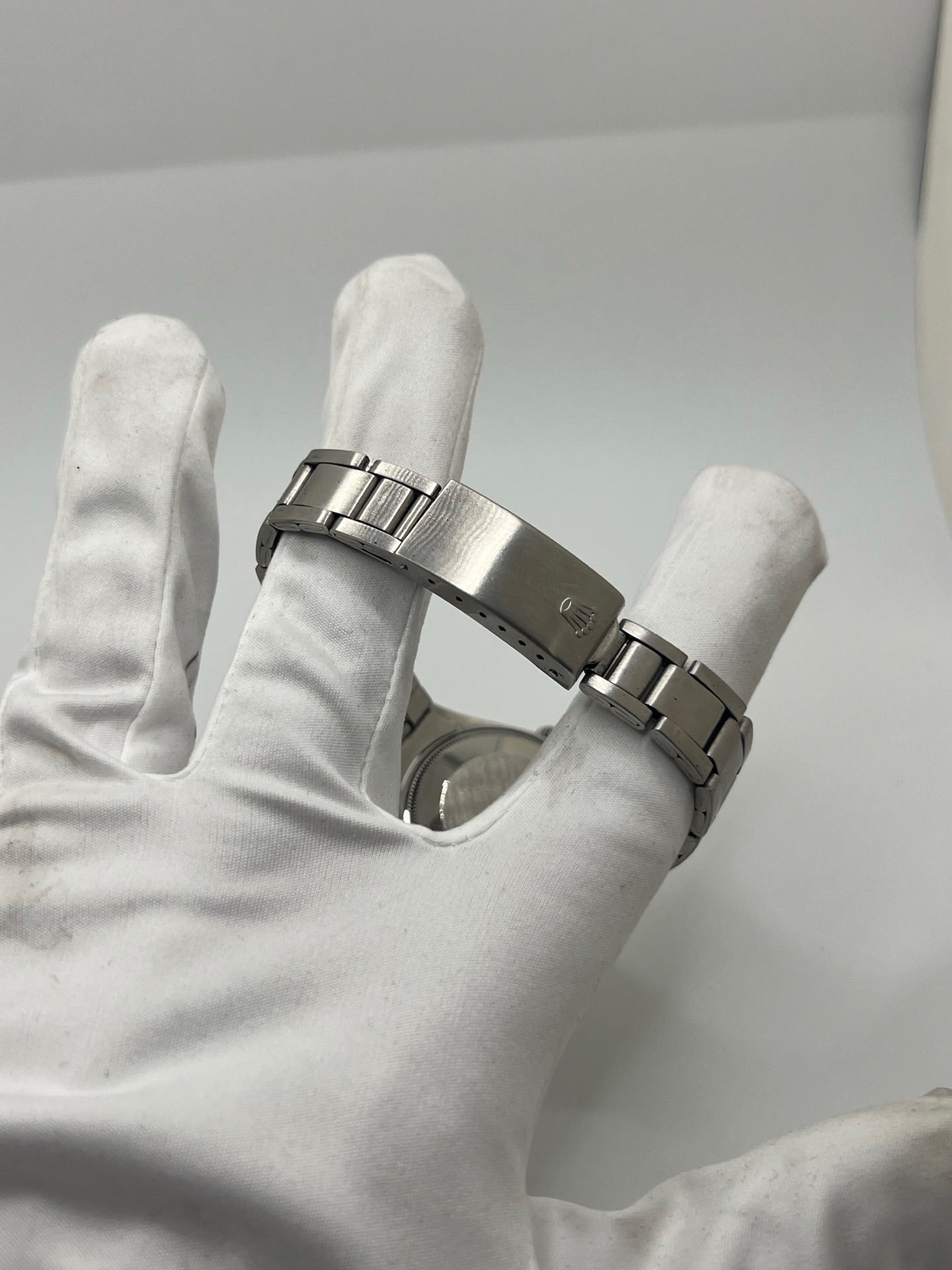 Montre Air King référence 5500 en acier avec cadran argent. Modèle vintage des années 1970 doté d’un mouvement automatique calibre 1520 et d’un boîtier de 34 mm. Verre plexiglas et bracelet acier avec boucle pliante. Montre élégante et intemporelle, appréciée pour son design classique et sa fiabilité. Pièce d’horlogerie idéale pour les amateurs de montres vintage recherchant un modèle discret et emblématique.