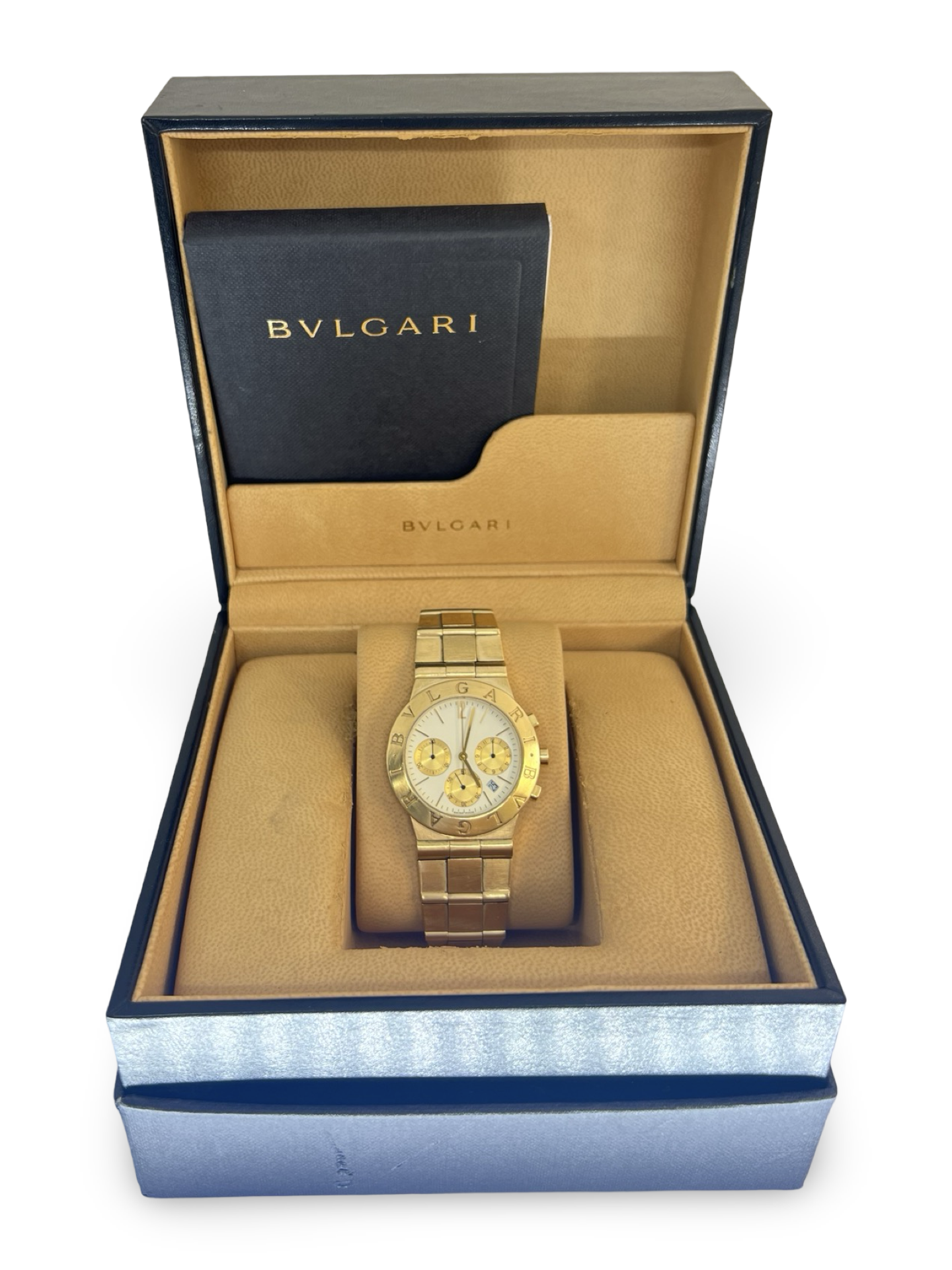 Découvrez cette montre de luxe alliant élégance et performance. Ce chronographe en or jaune incarne le savoir-faire horloger de Bulgari, avec un design raffiné et des fonctionnalités haut de gamme. Livrée avec sa boîte et ses papiers d'origine, cette pièce d'exception est idéale pour les collectionneurs et amateurs de montres prestigieuses.