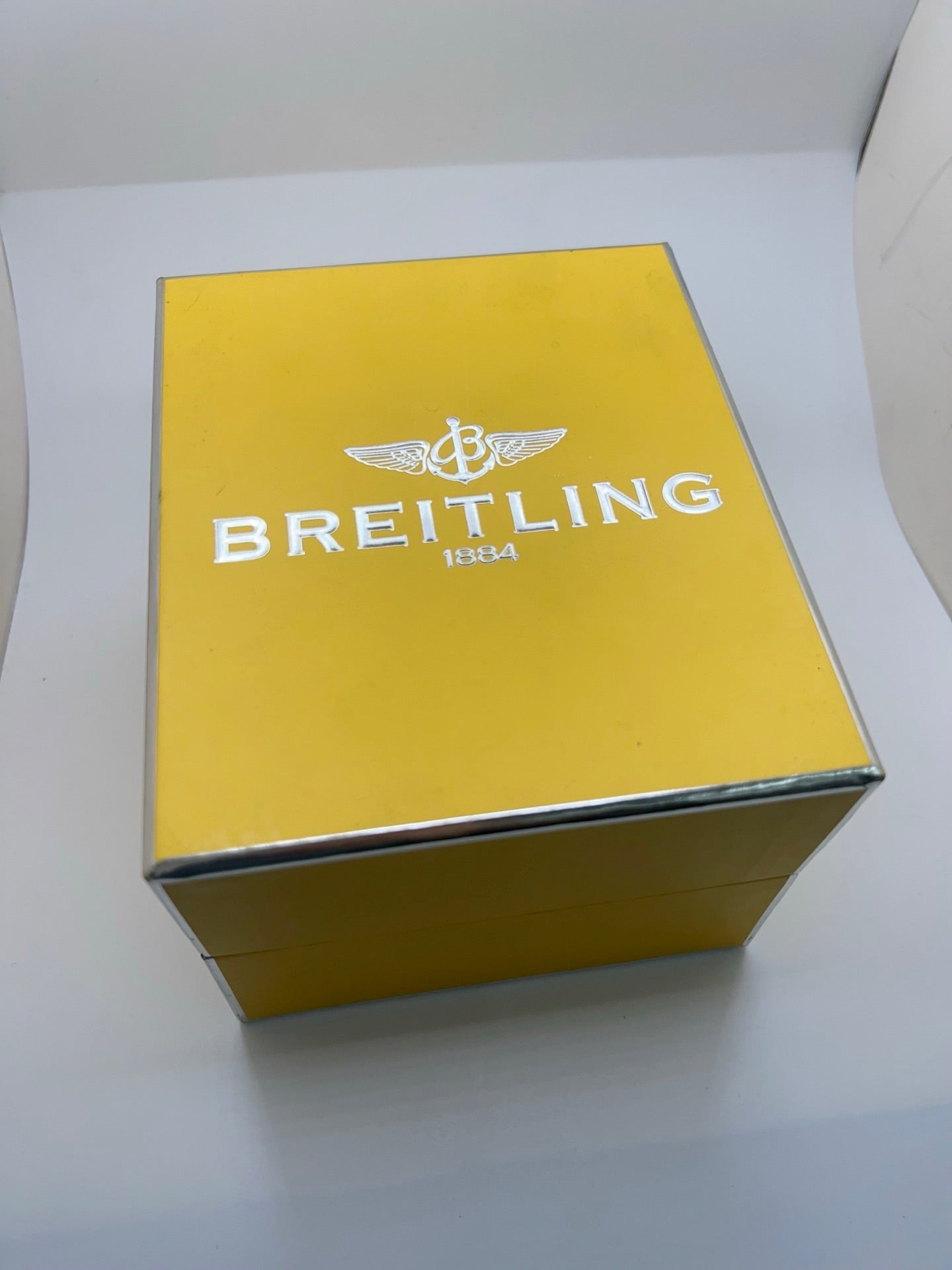 Montre Breitling Callistino A72345 pour femme en acier, dotée d’un mouvement quartz fiable. Boîtier de 29 mm avec verre saphir résistant et cadran en nacre élégant sans chiffres. Bracelet en cuir avec boucle déployante en acier. Fonction date et étanchéité 10 ATM. Modèle de 2006 en très bon état, présentant de légères micro-rayures discrètes. Livrée avec coffret et papiers d’origine, idéale pour une montre de luxe d’occasion raffinée.